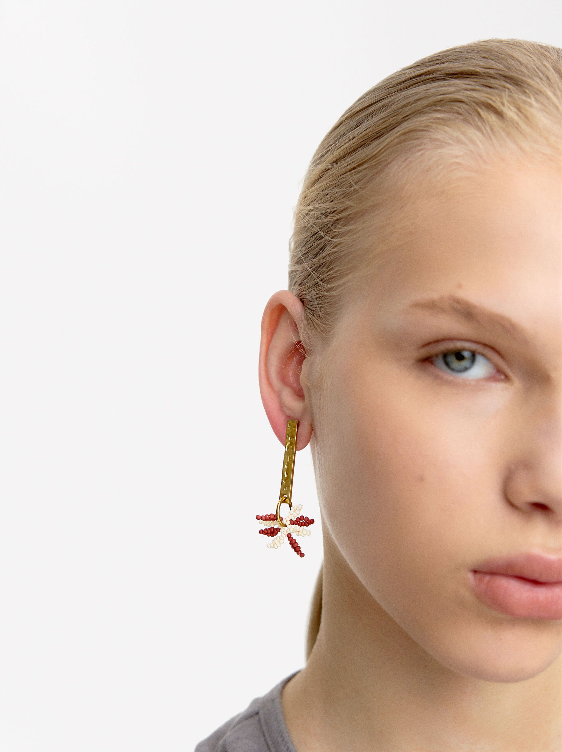 Bar earrings with bead flower image number 1.0