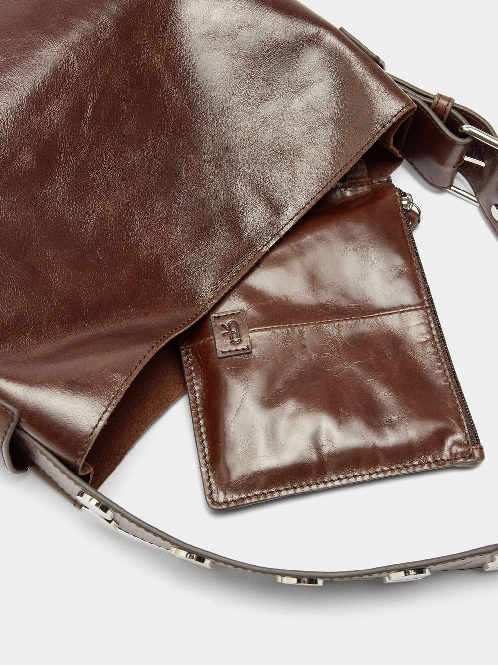 Bolso de hombro de piel con tachuelas