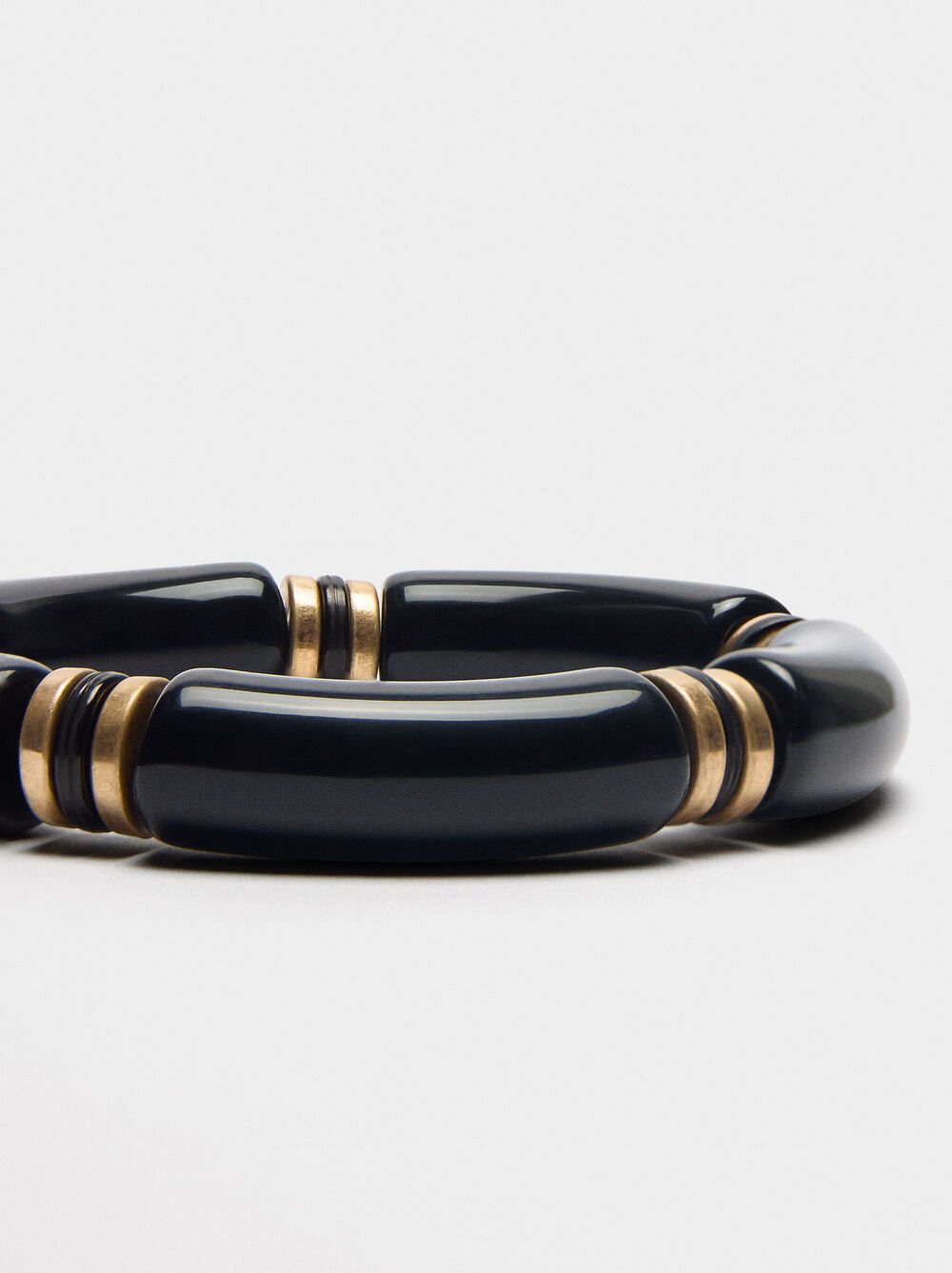 Segmented elastic bracelet