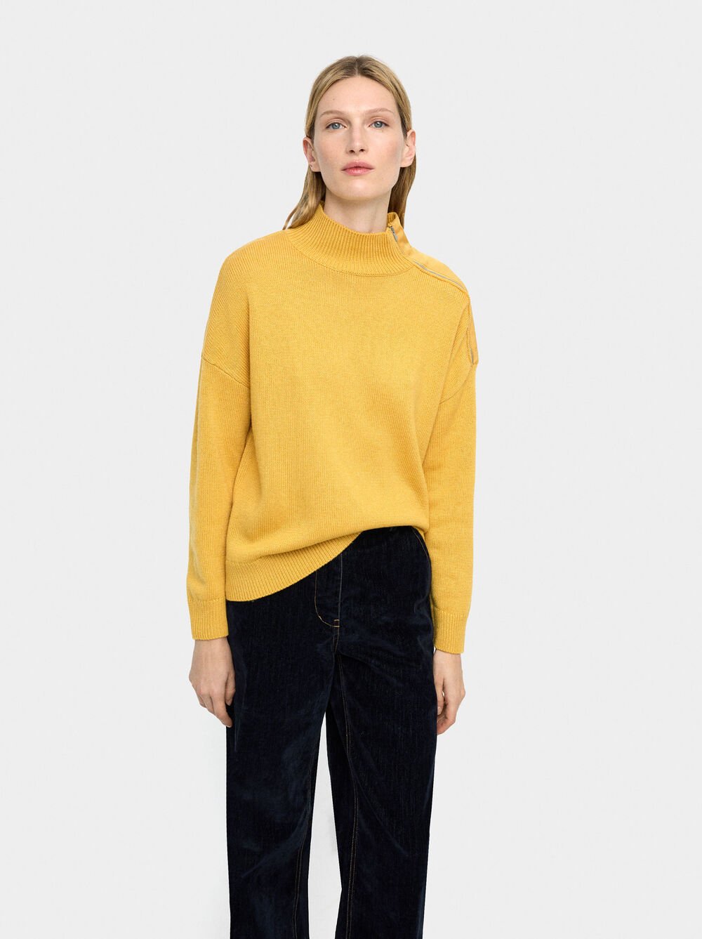 Knit sweater with zipper closure