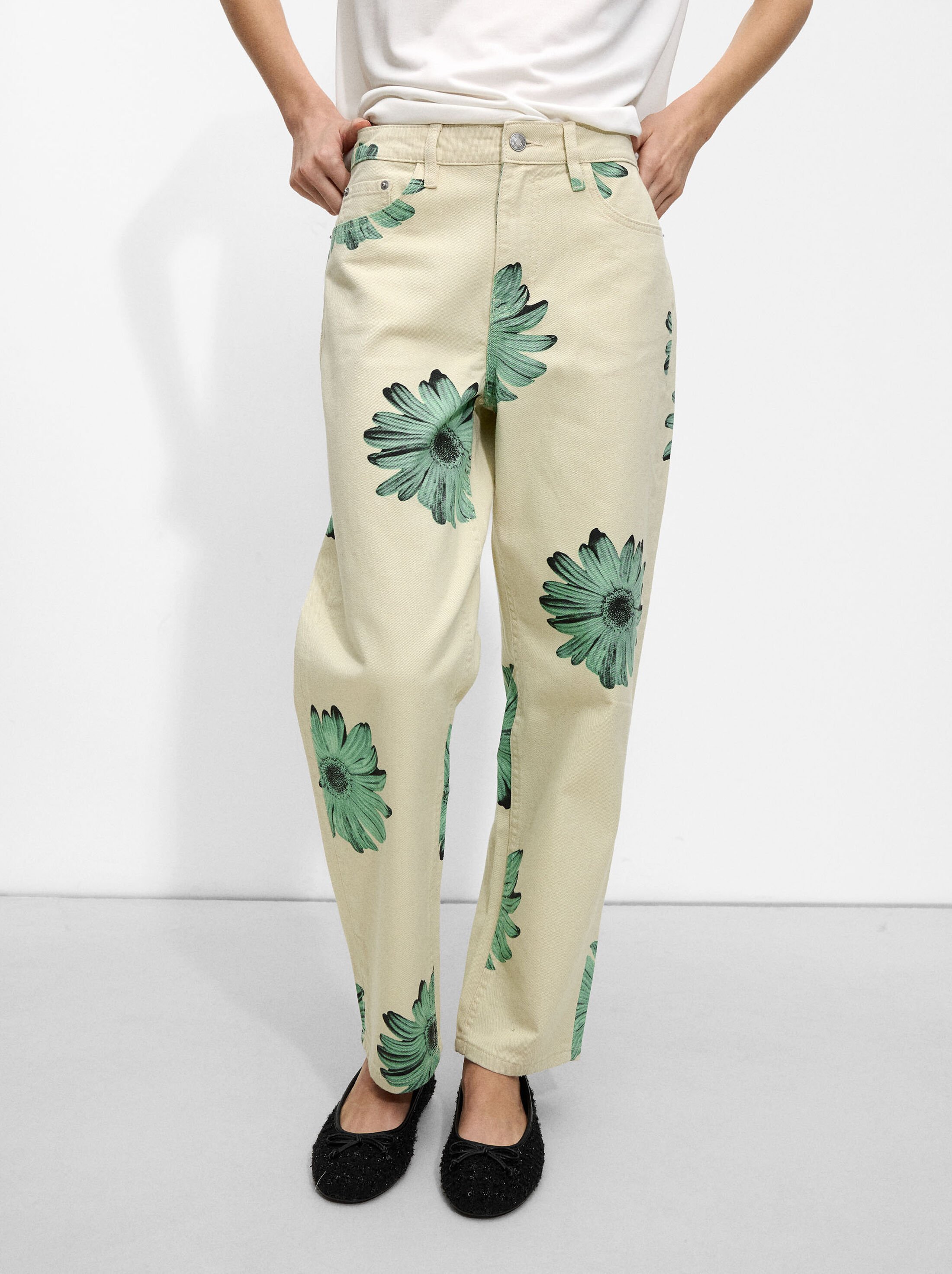 Pantalón vaquero con estampado floral image number 1.0