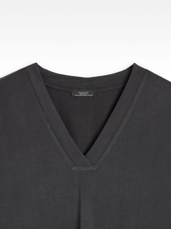 V-neck basic T-shirt