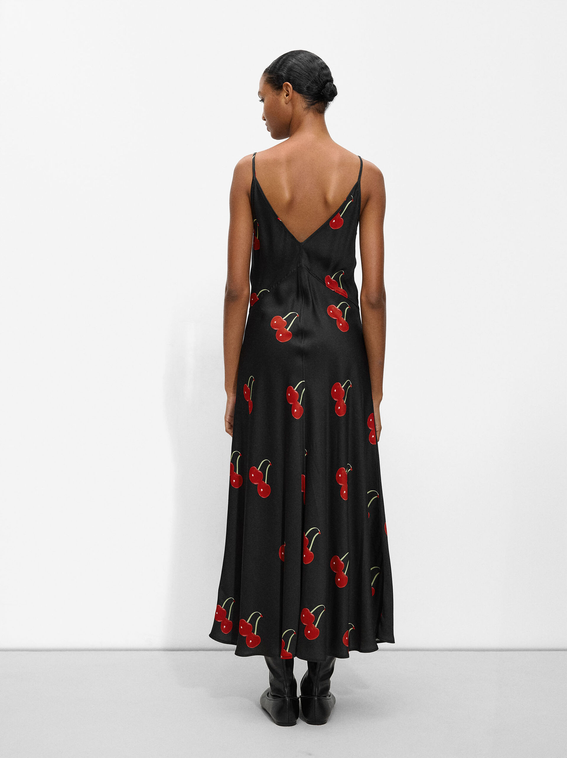 Satiniertes langes Kleid mit Kirschen image number 3.0