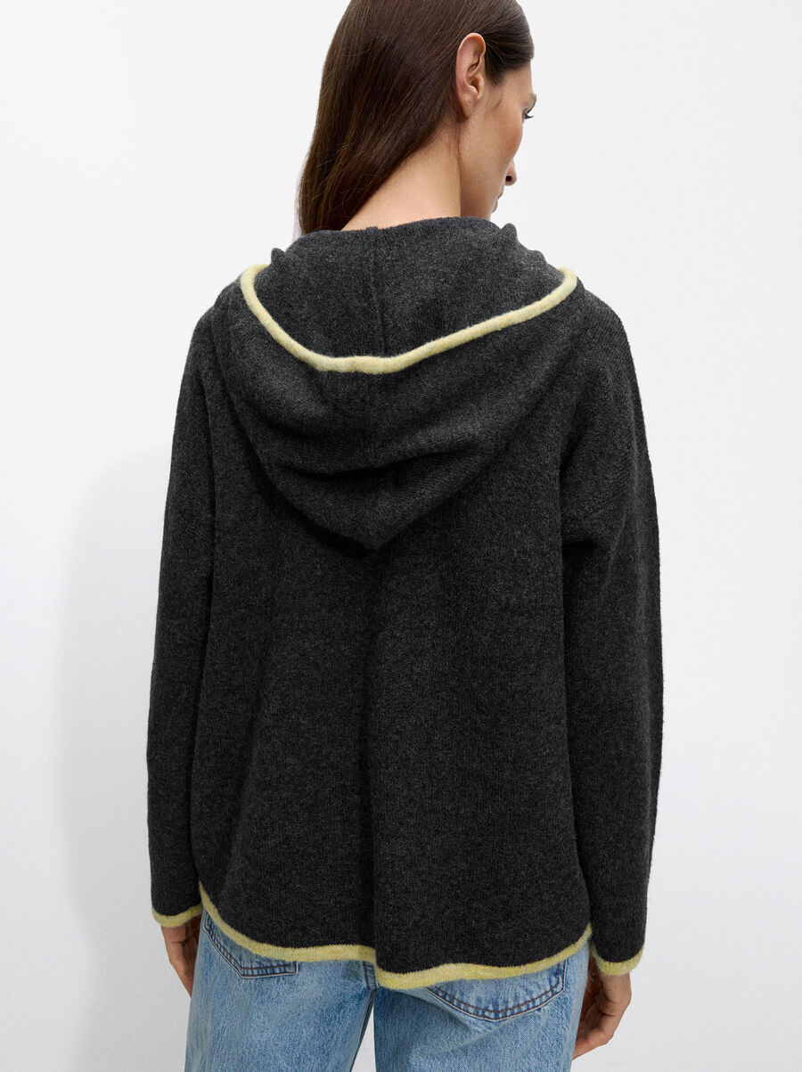 Pullover mit Kapuze und Kontrastdetail