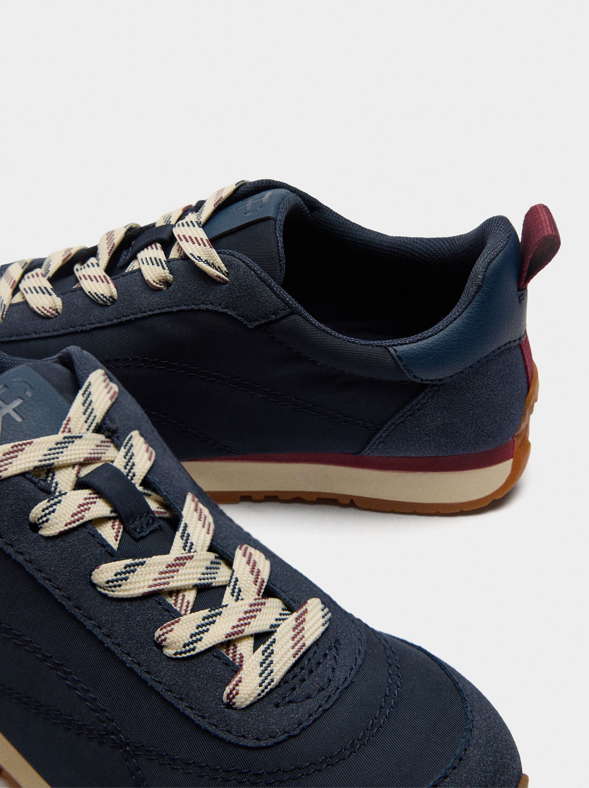 Contrast sneakers image number 5.0