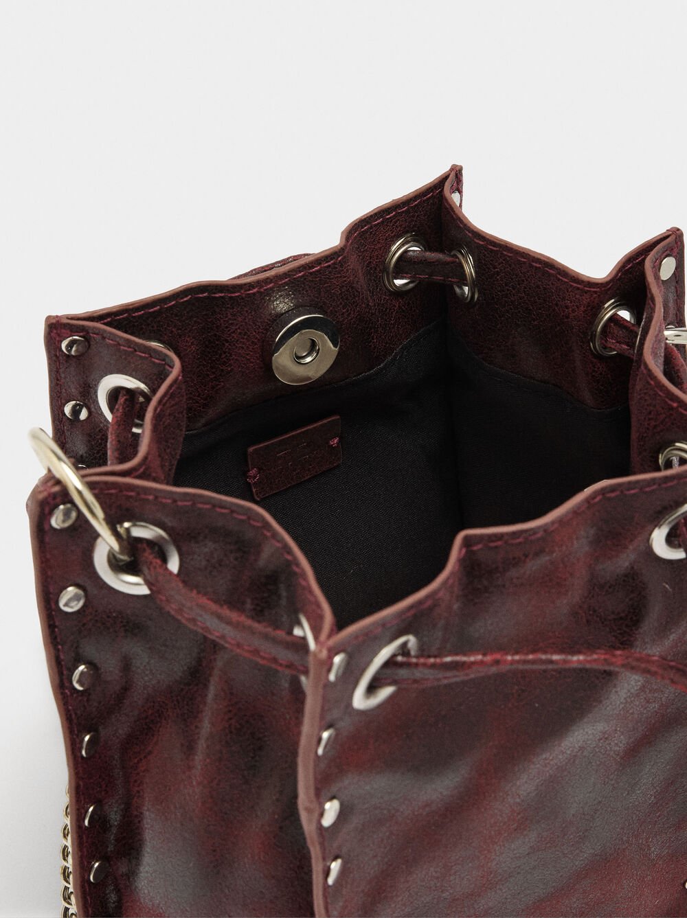 Schultertasche mit Nieten 