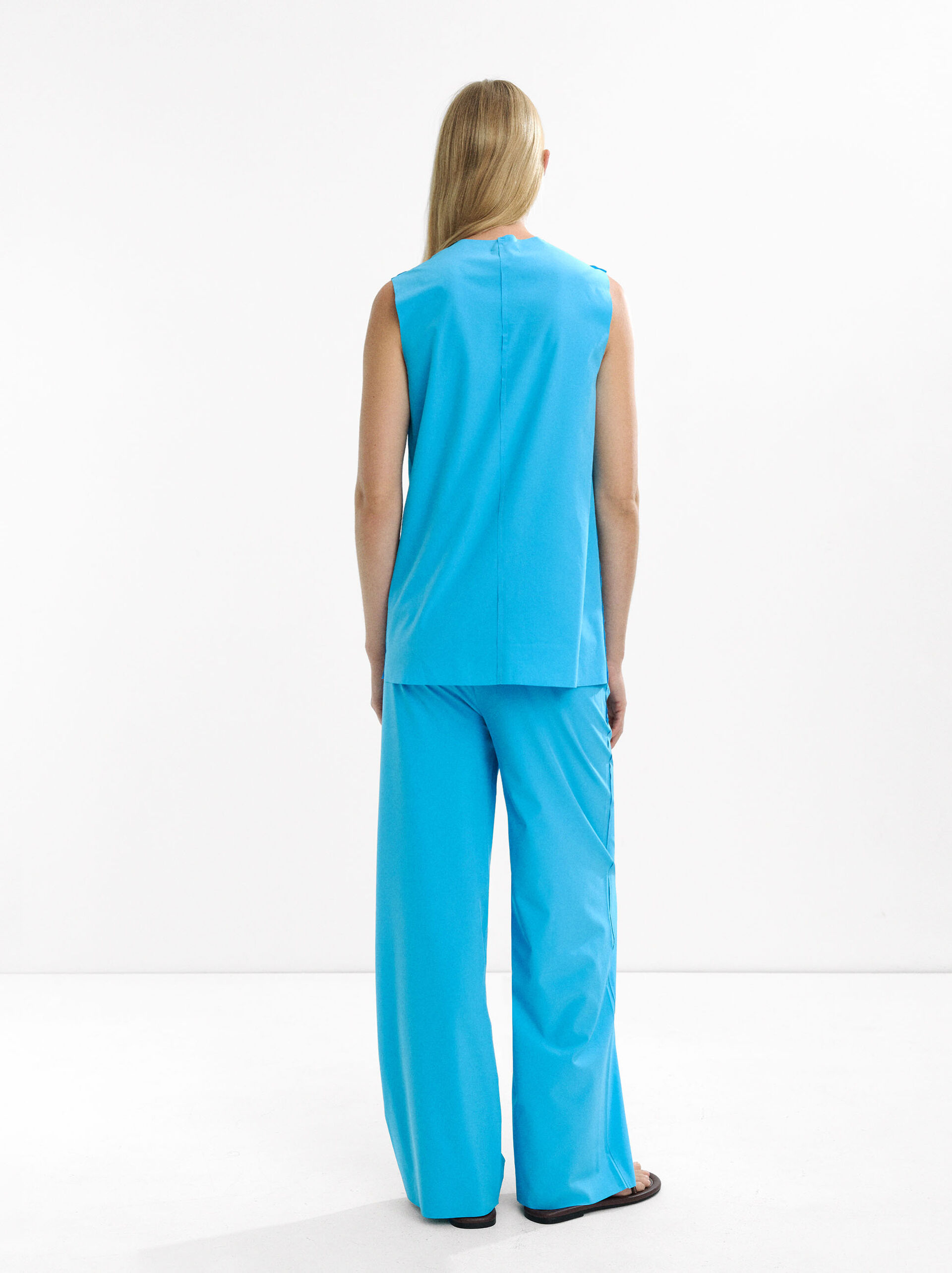Trousers with zip pockets image number 4.0