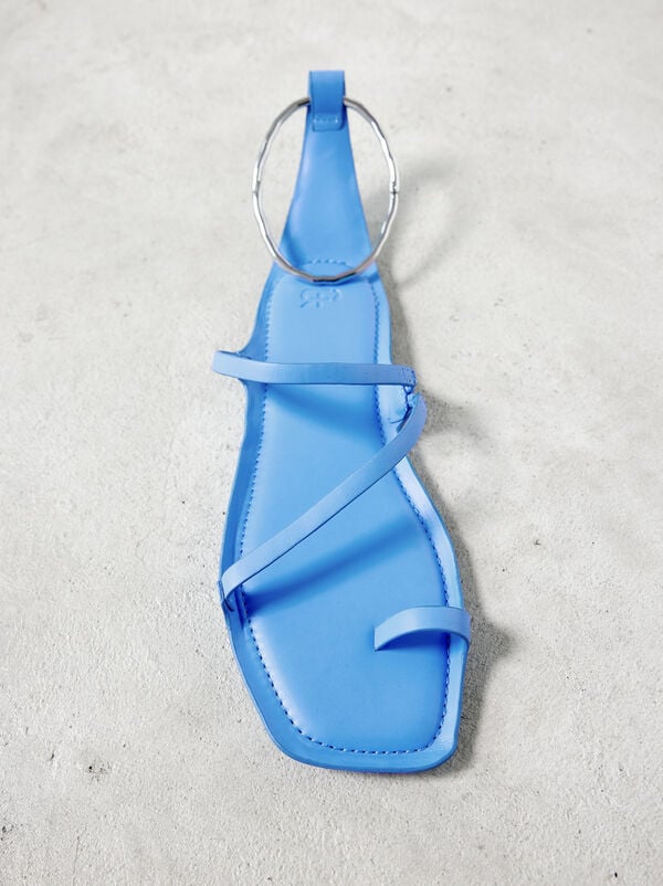 Flat leather sandals with metallic ring