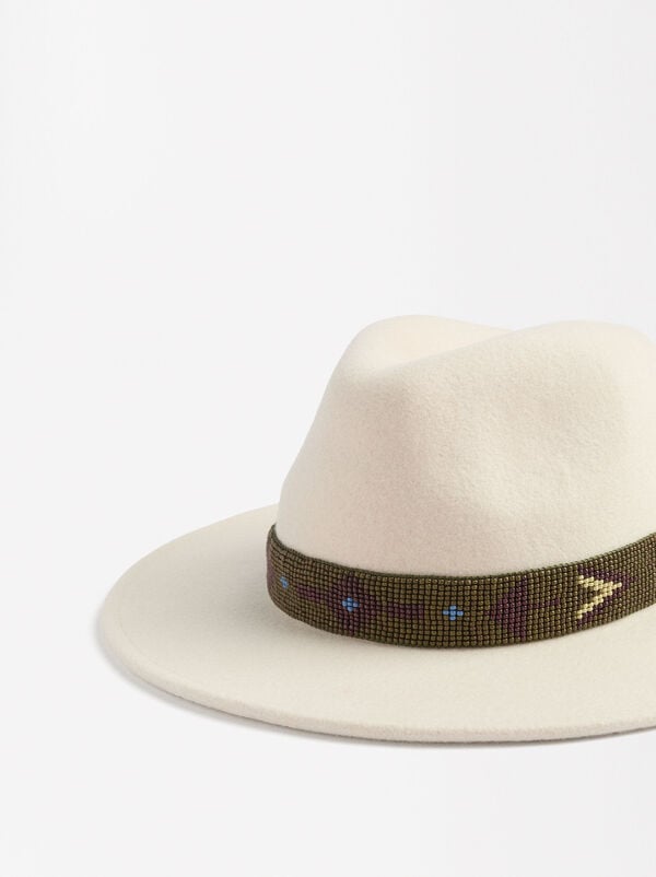 Hat with wool