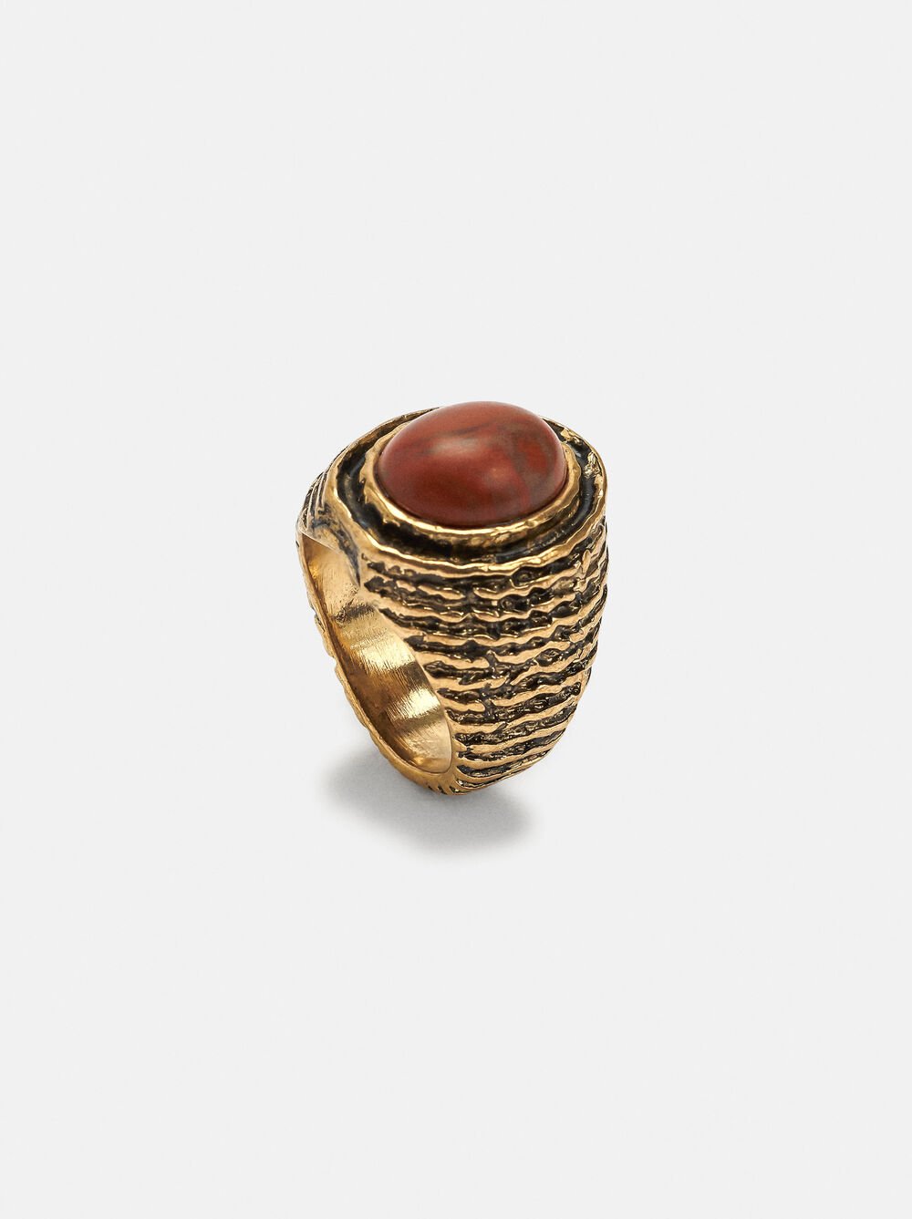 Oval ring with stone