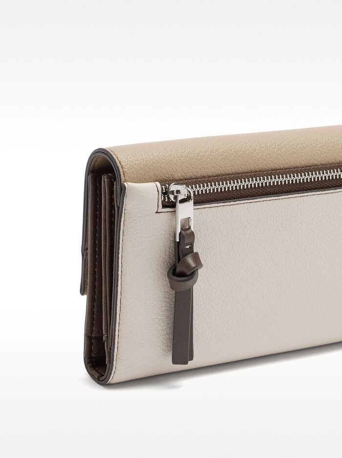 Cartera con textura con cierre de solapa
