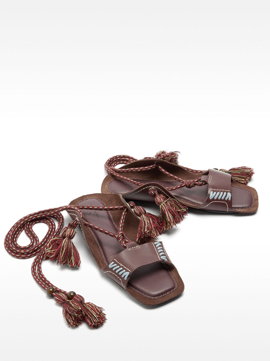 Sandalias de piel planas con tiras