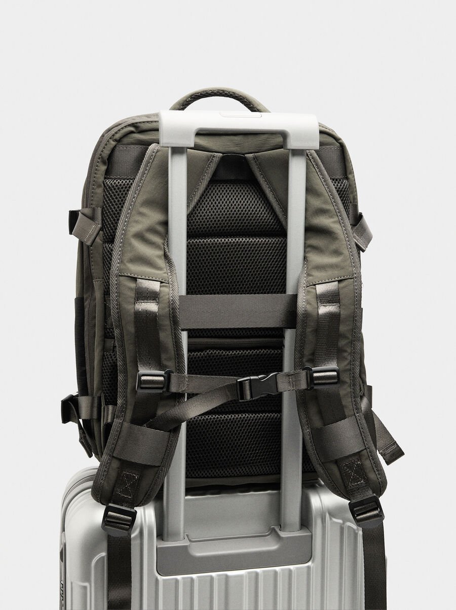 Expandable nylon cabin backpack