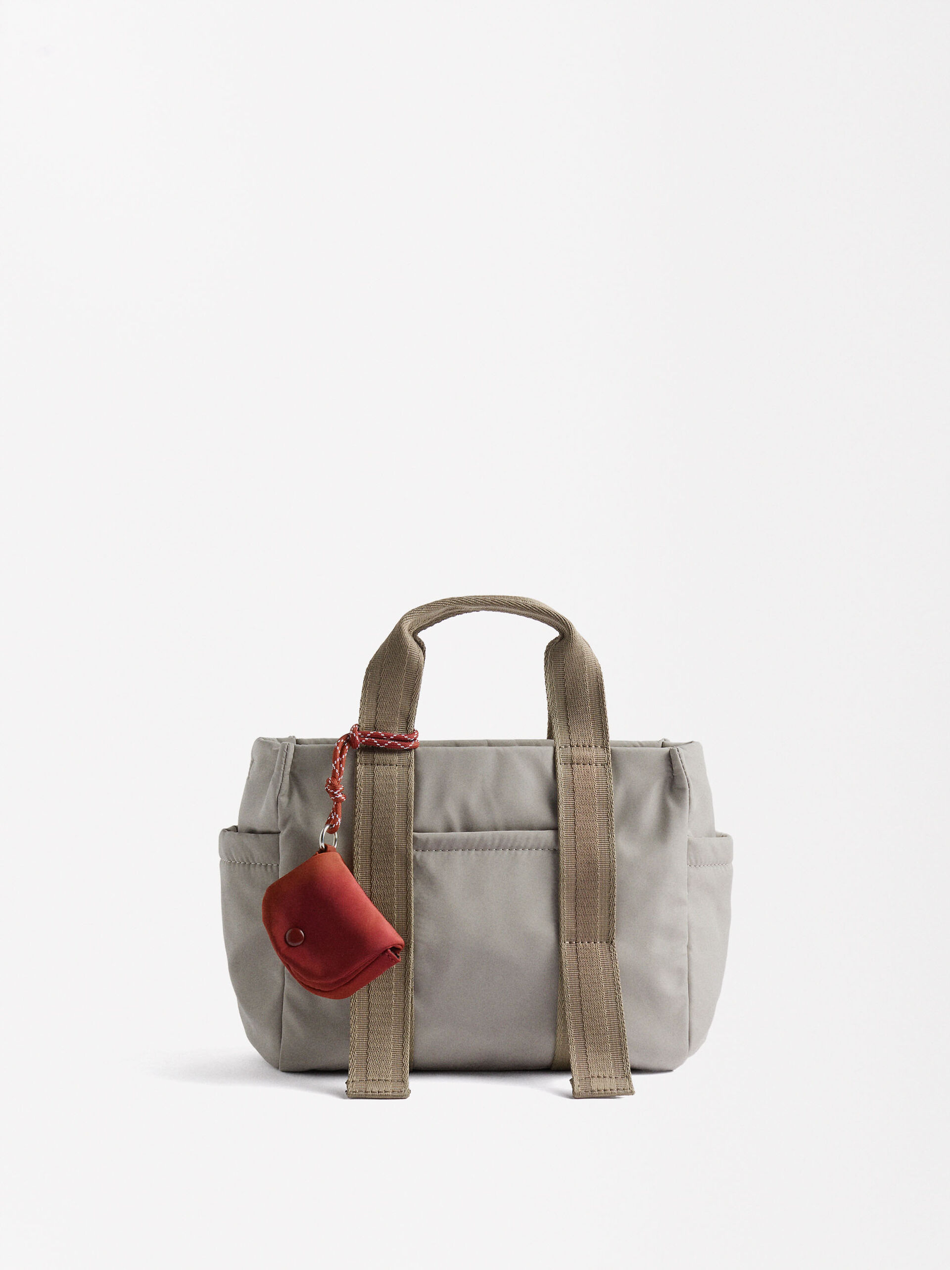 Mala tote de nylon com penduro image number 0.0