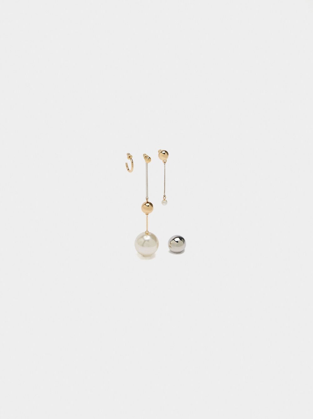 Asymmetric earrings set with pearls