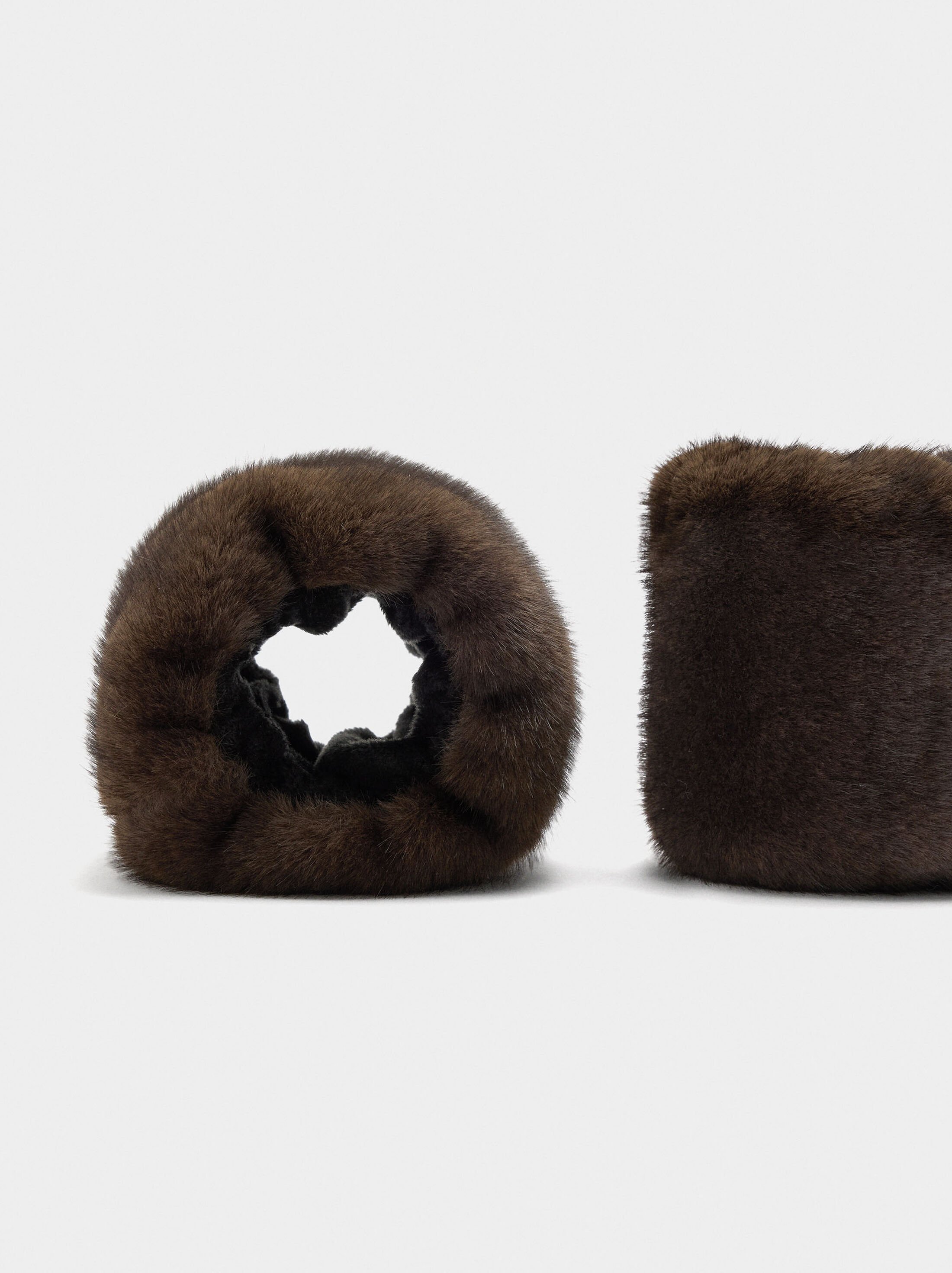 Cuffs with faux fur image number 1.0