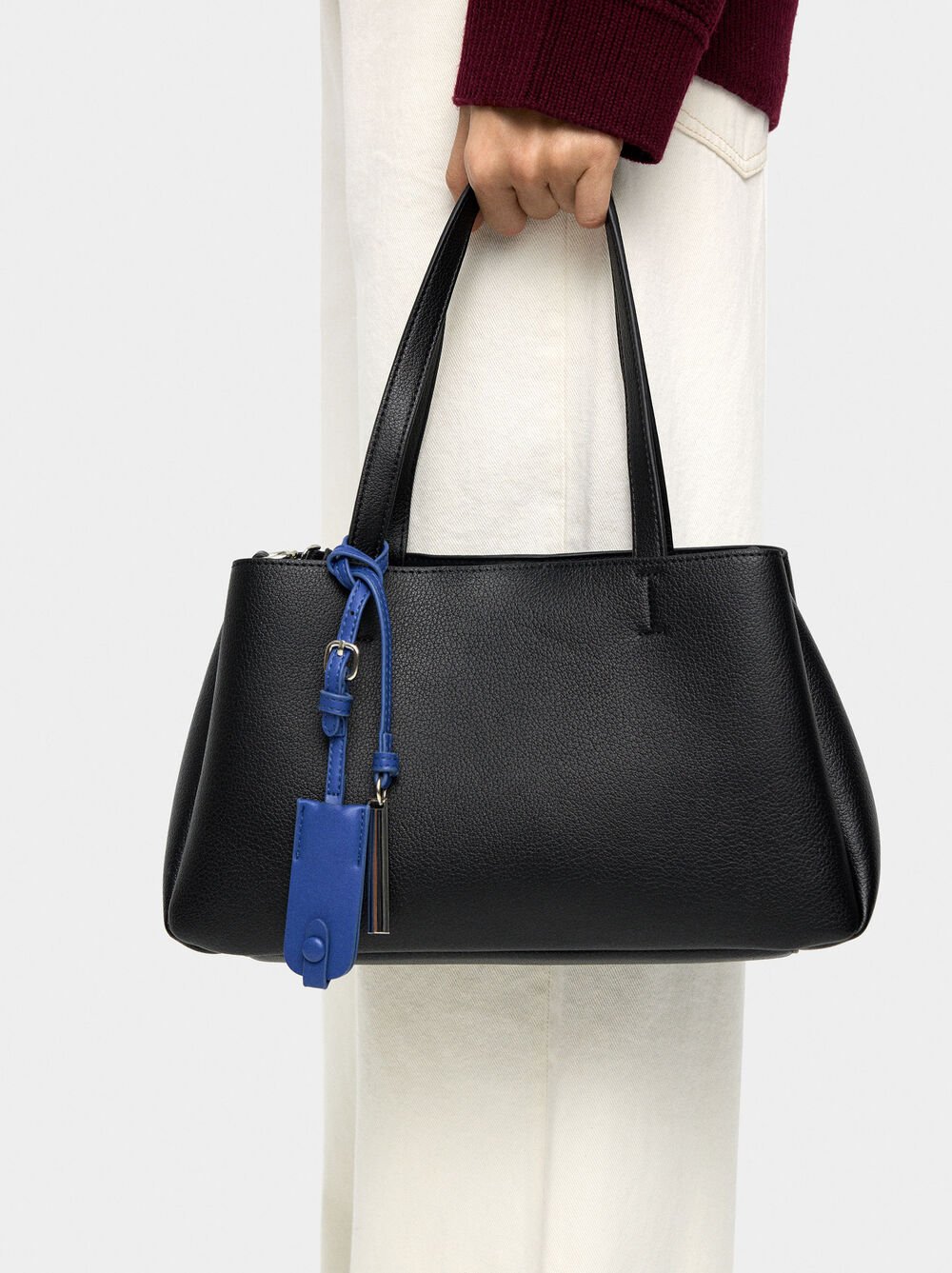 Tote-Tasche aus glattem Material mit Anhänger