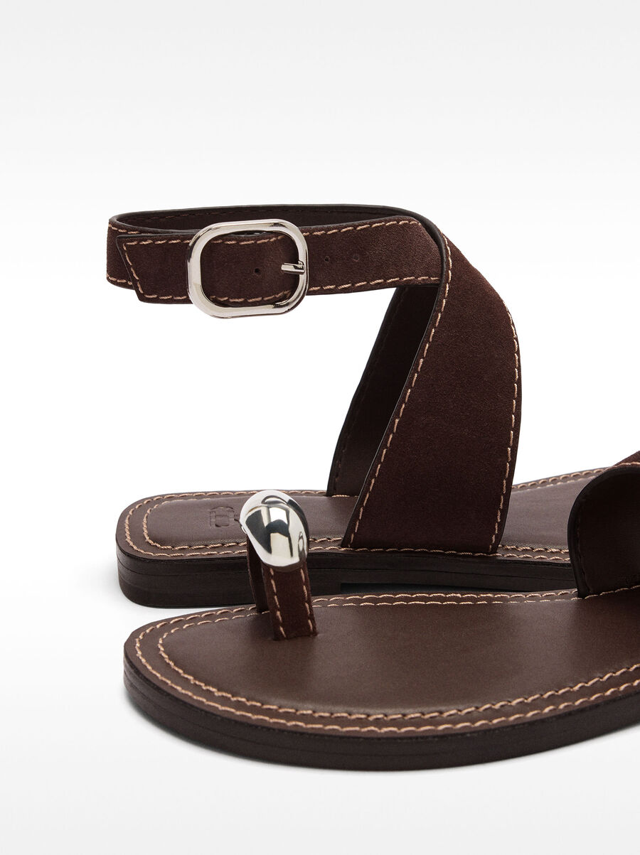 Leather sandals with metallic detail