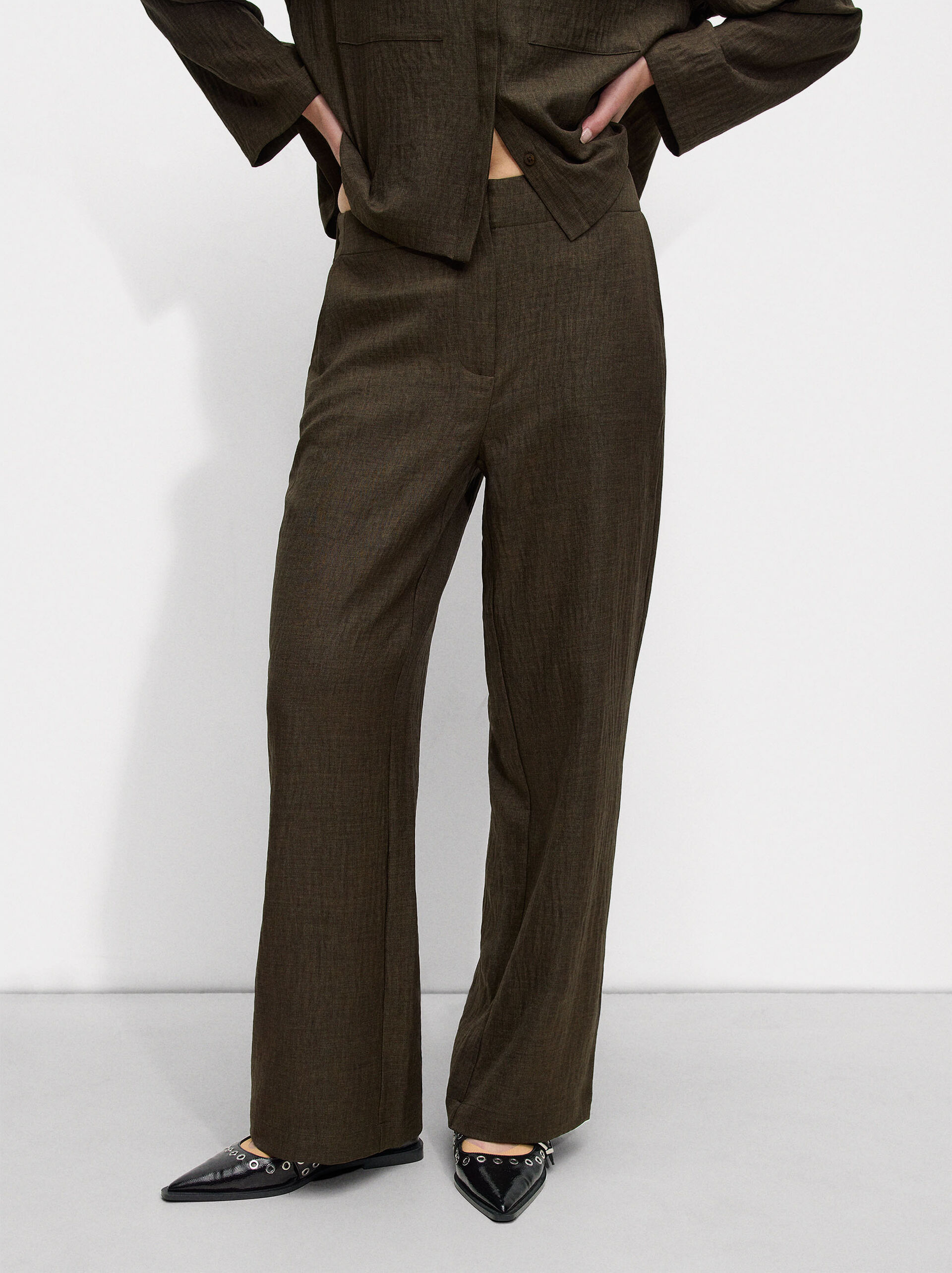 Flowy trousers with a crinkled effect image number 1.0