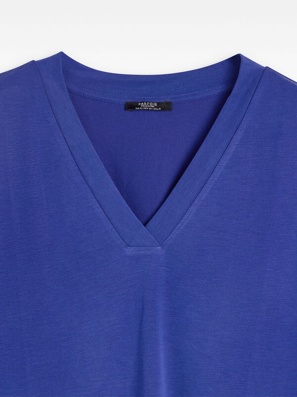 V-neck basic T-shirt