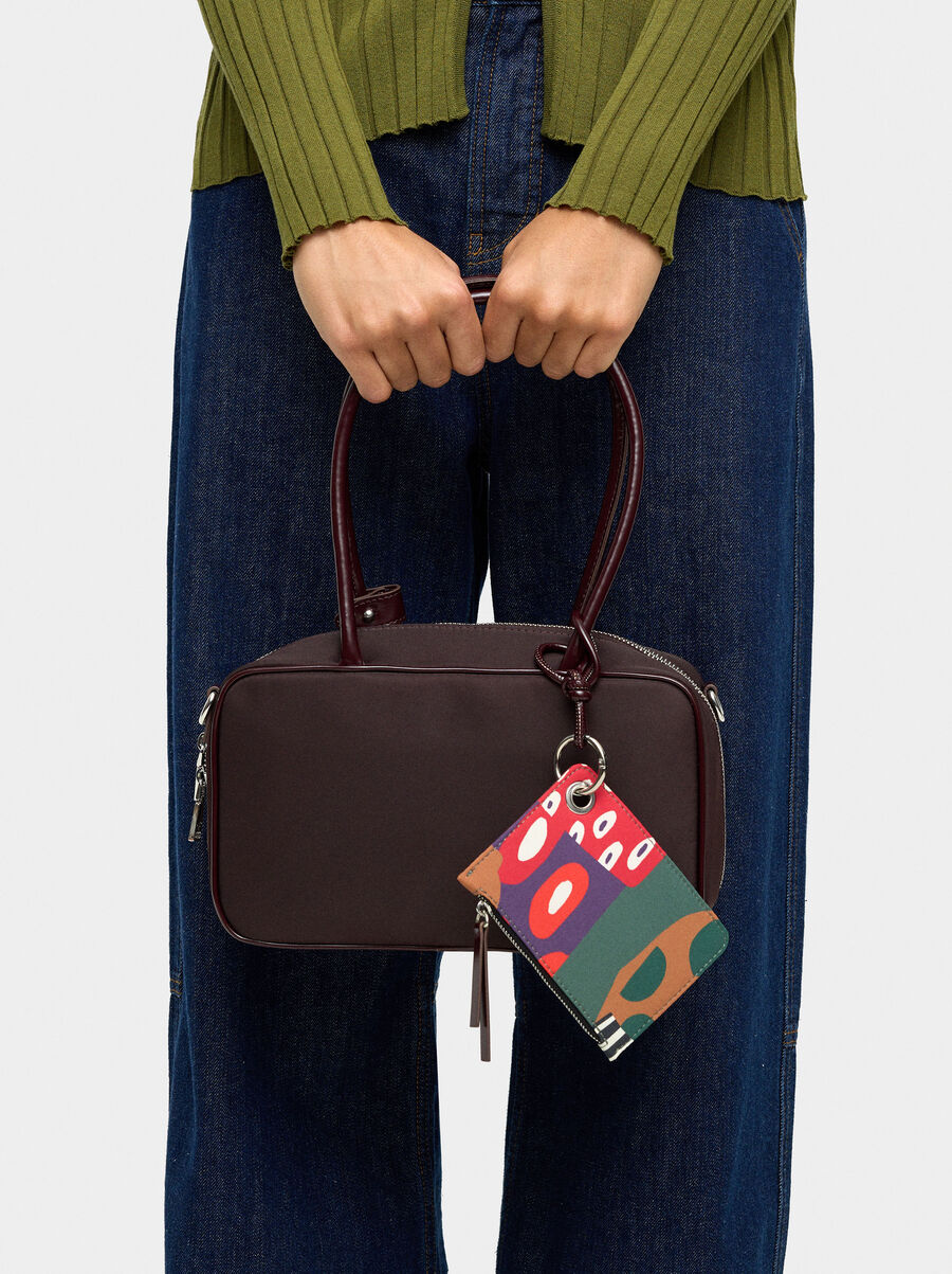 Bolso bowling de nylon con colgante