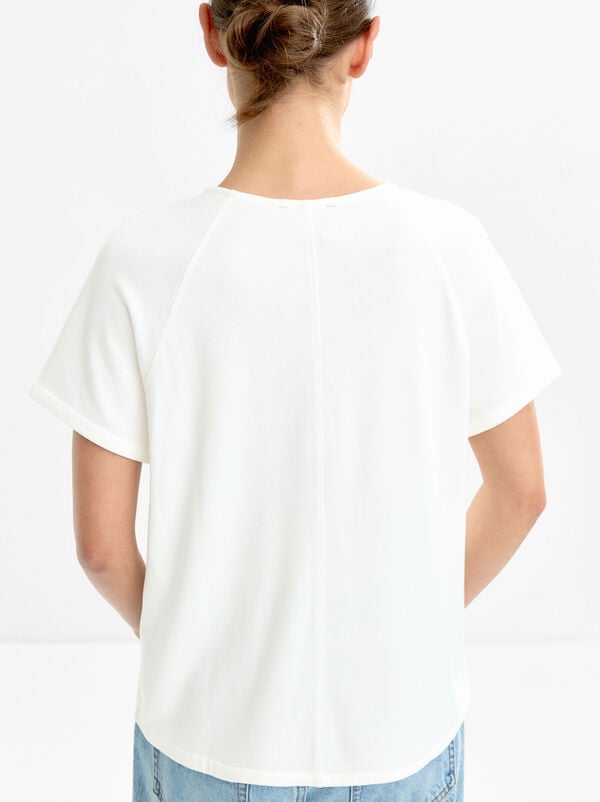 V-neck basic T-shirt