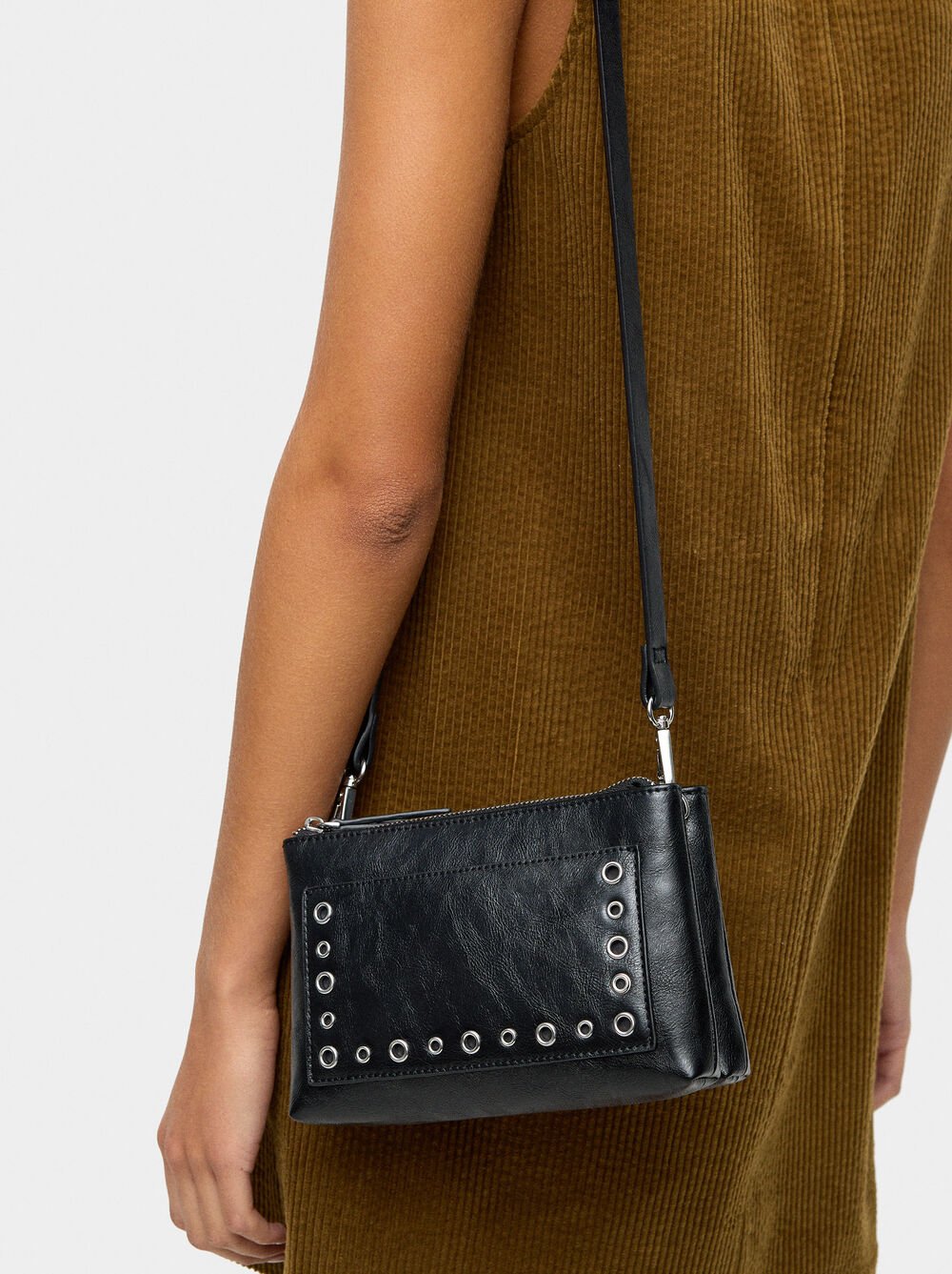 Sac bandoulière en effet craquelé avec clous