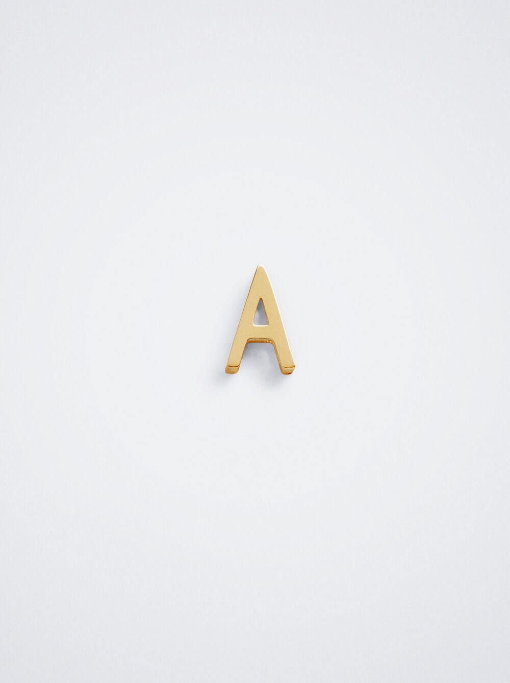 EXCLUSIVO ONLINE - Charm de acero inoxidable con letra 