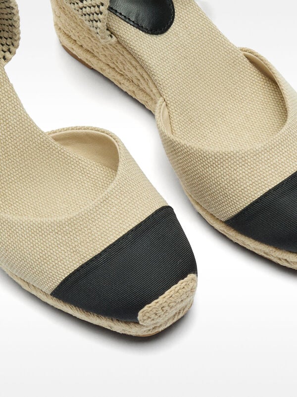 Bicolor fabric wedges with strap
