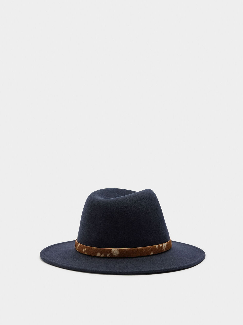 Hat with wool and leather belt