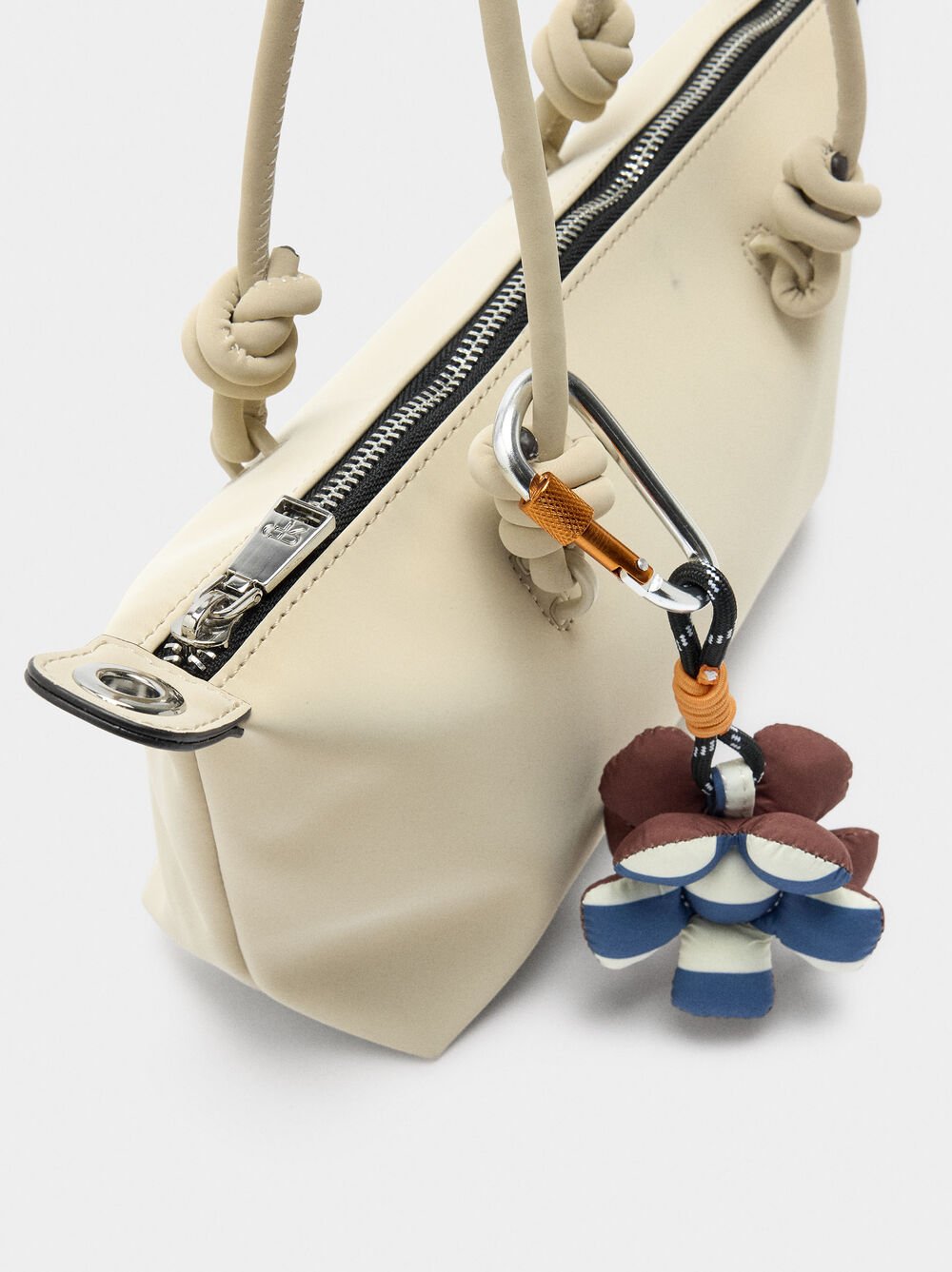 Tote bag with soft texture with S pendant