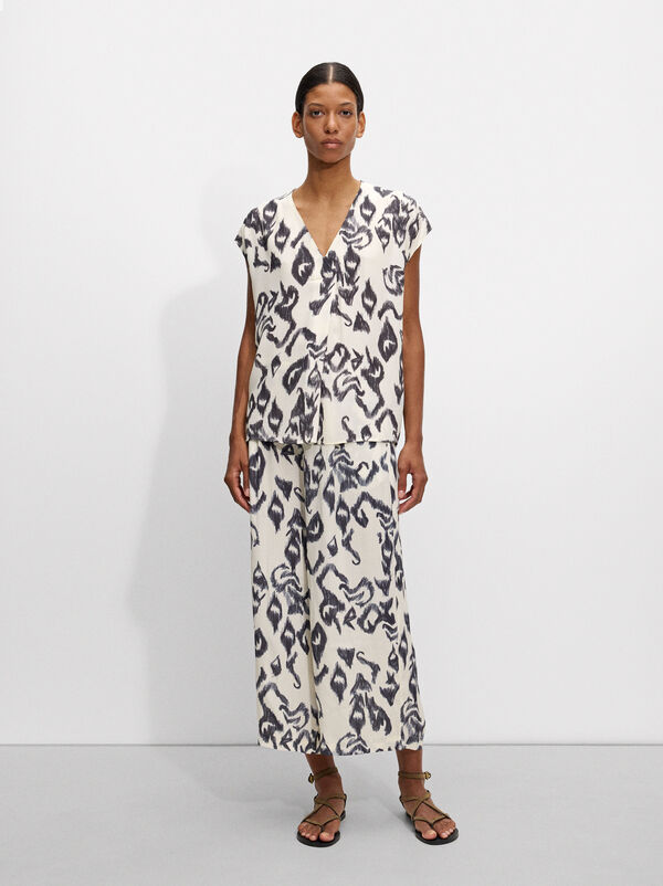 Printed shirt with V-neck