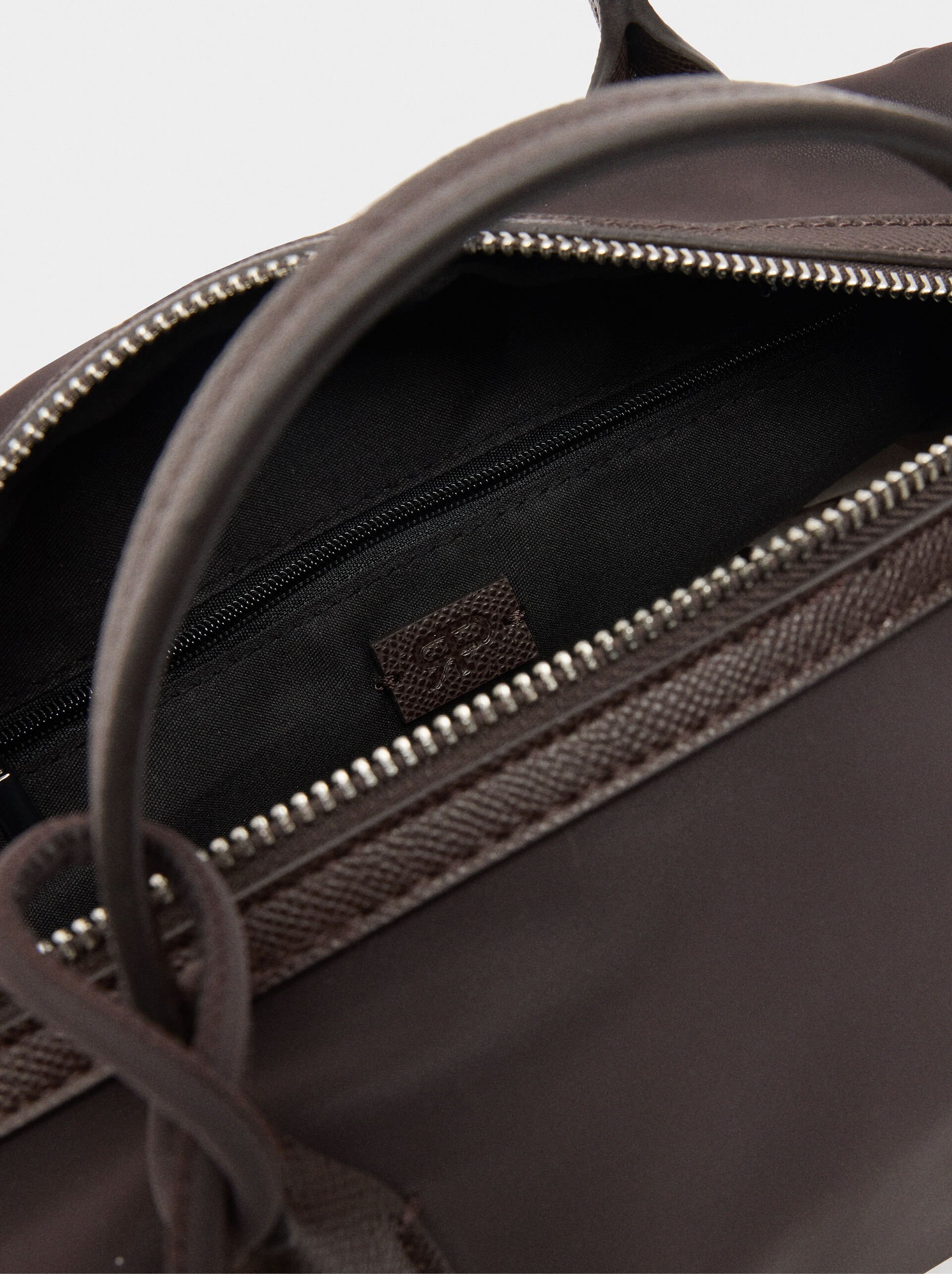 Bolso tote textura suave con colgante image number 4.0