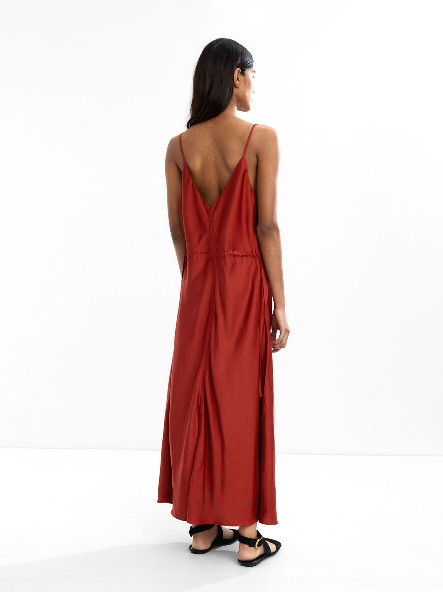 Kleid mit Trägern und Nähten