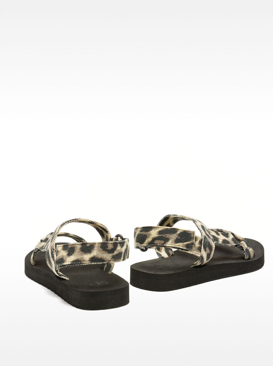 Flat sandals with animal print