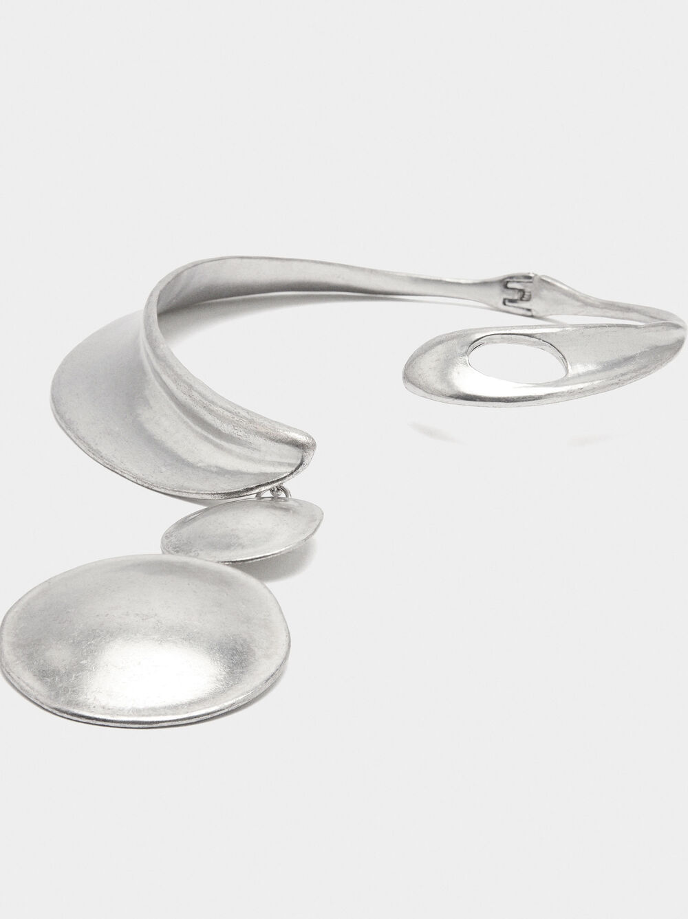 Short necklaces with round elements