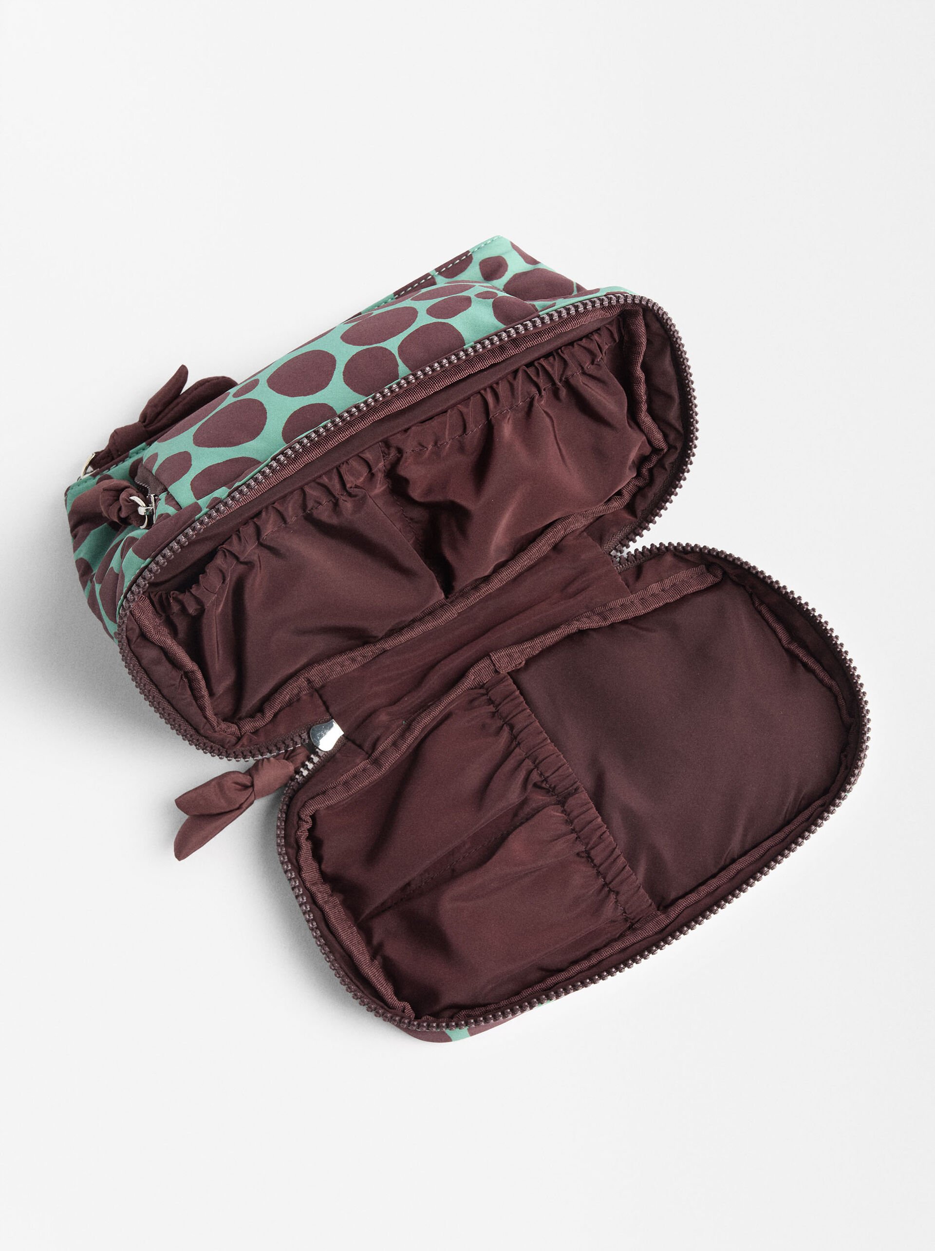 Bolso multiusos de nylon estampada  image number 3.0
