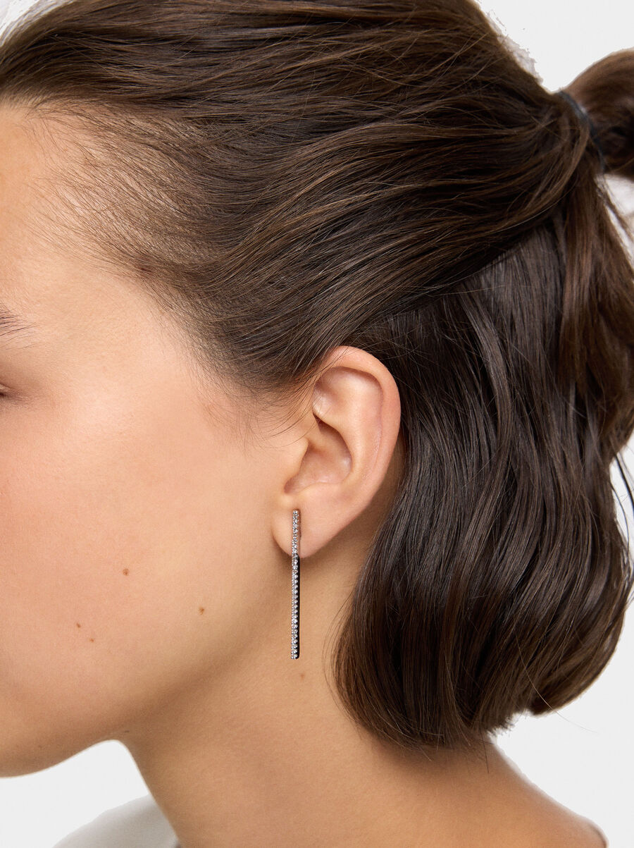 Bar earrings with zirconia