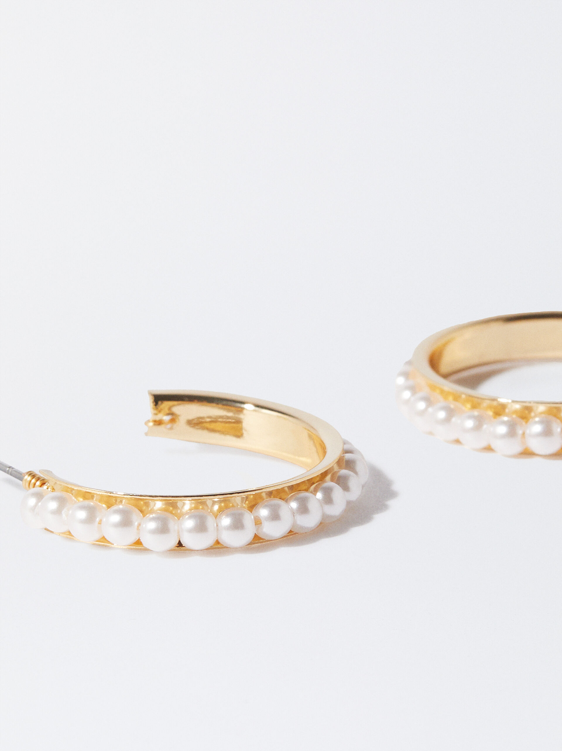 Golden Hoop Earrings With Pearls image number 2.0