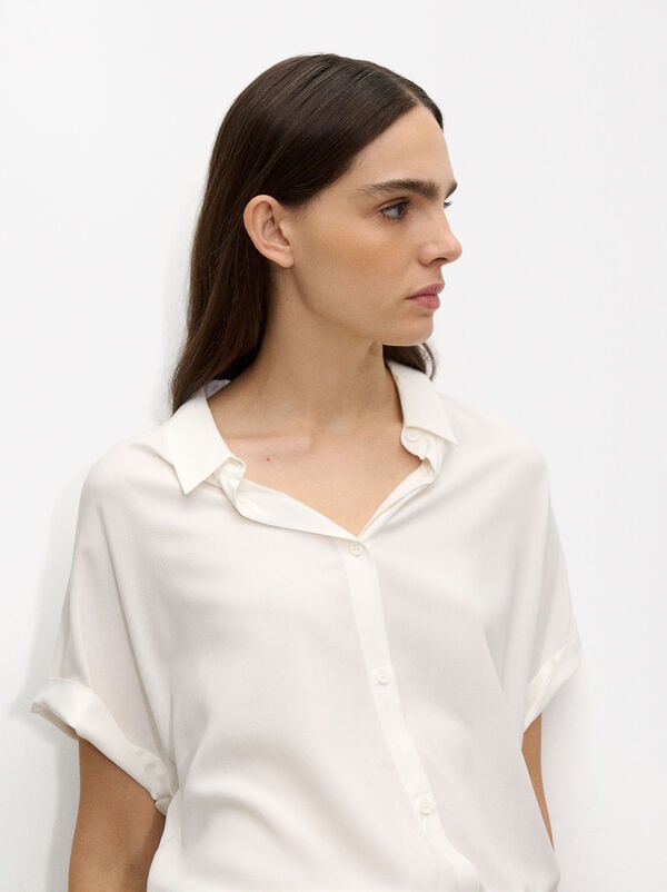 Short-sleeved shirt with buttons