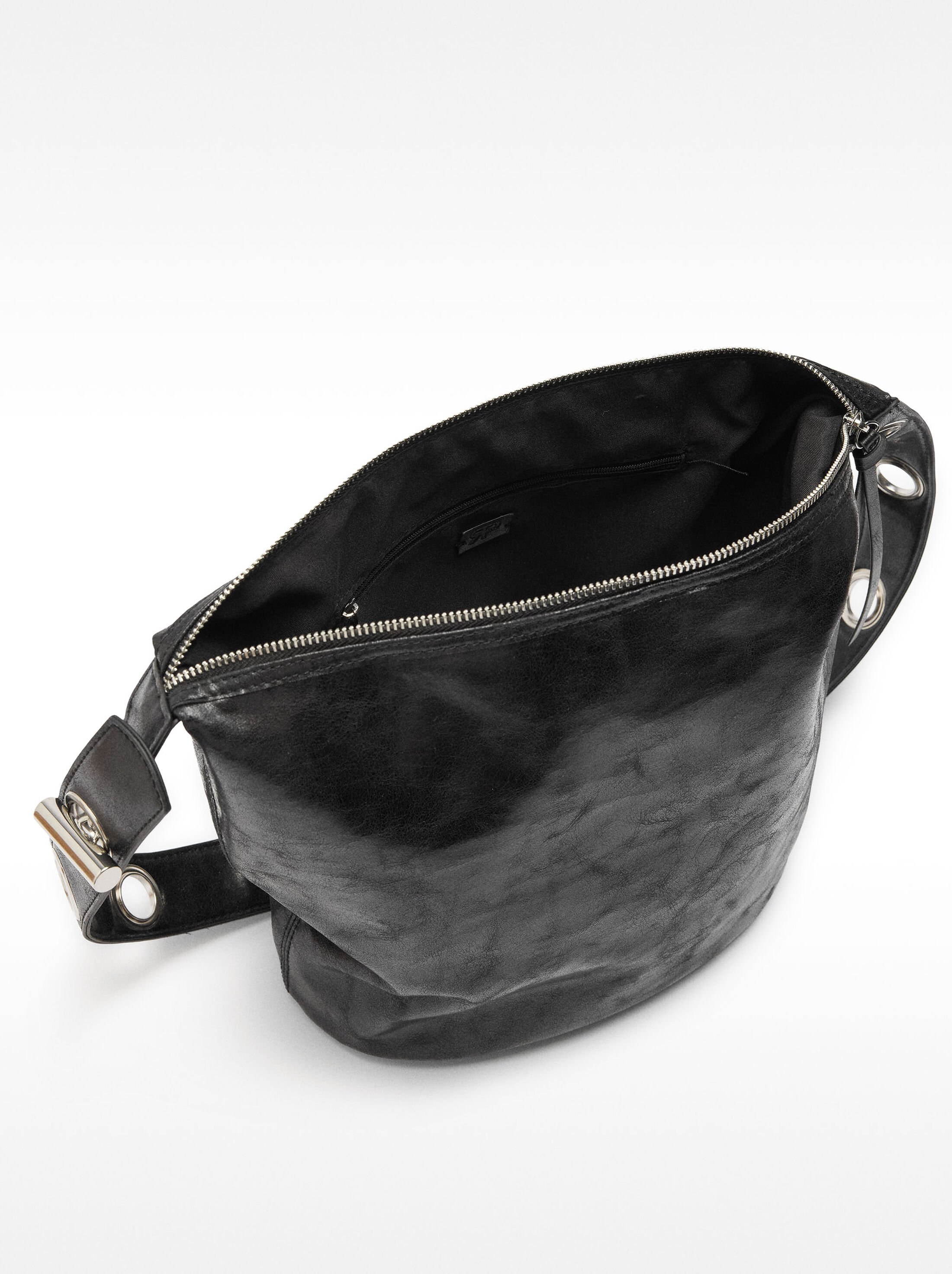 Bolso de hombro efecto craquelado image number 5.0