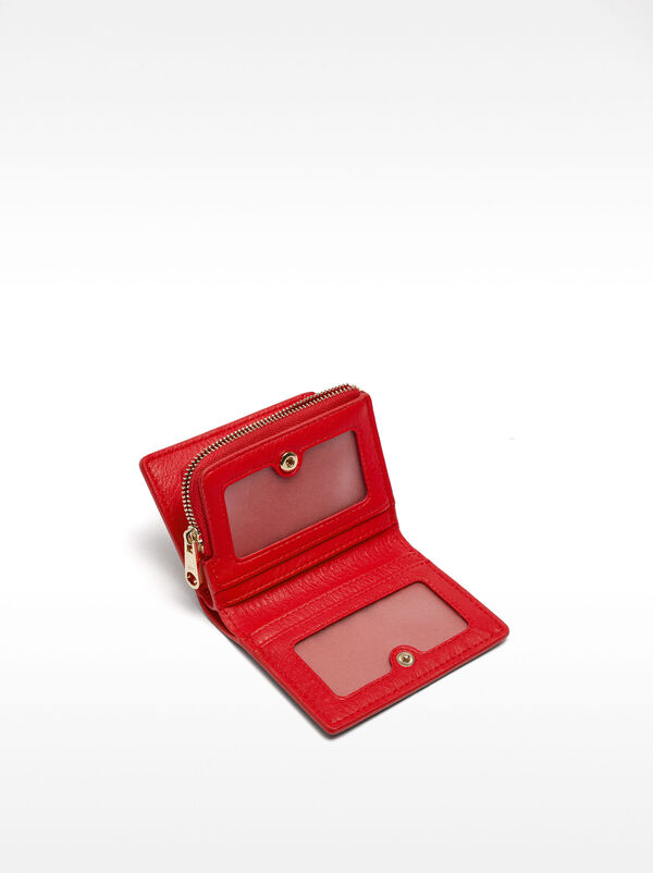 Basic textured wallet