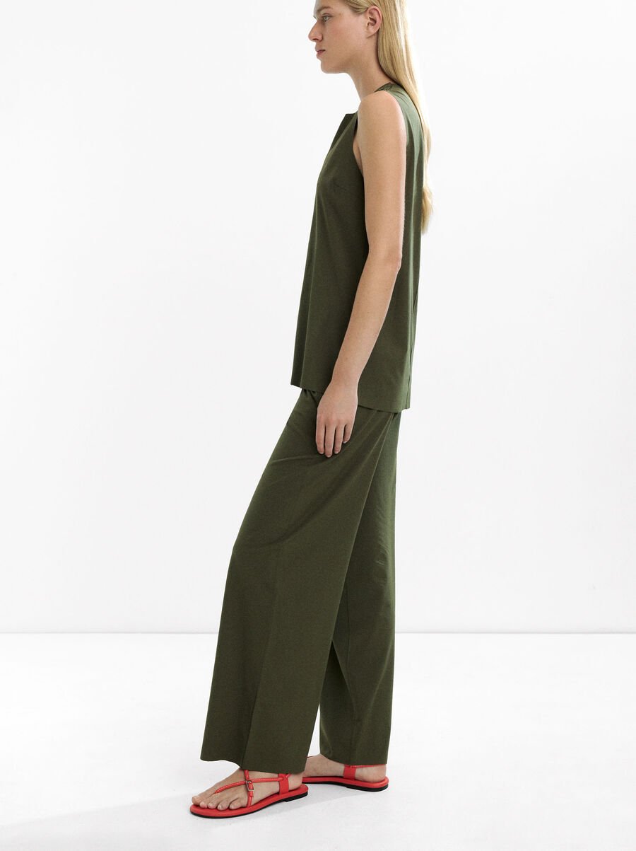 Trousers with zip pockets