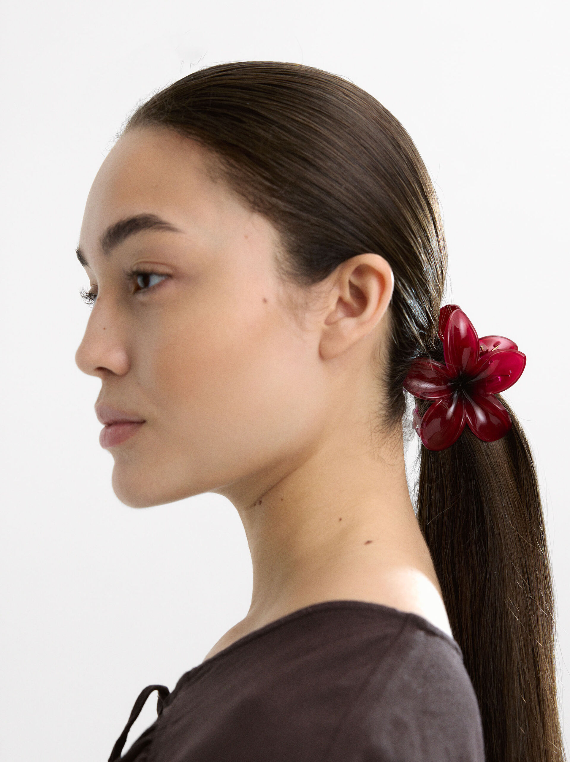 Resin flower hair claw  image number 1.0