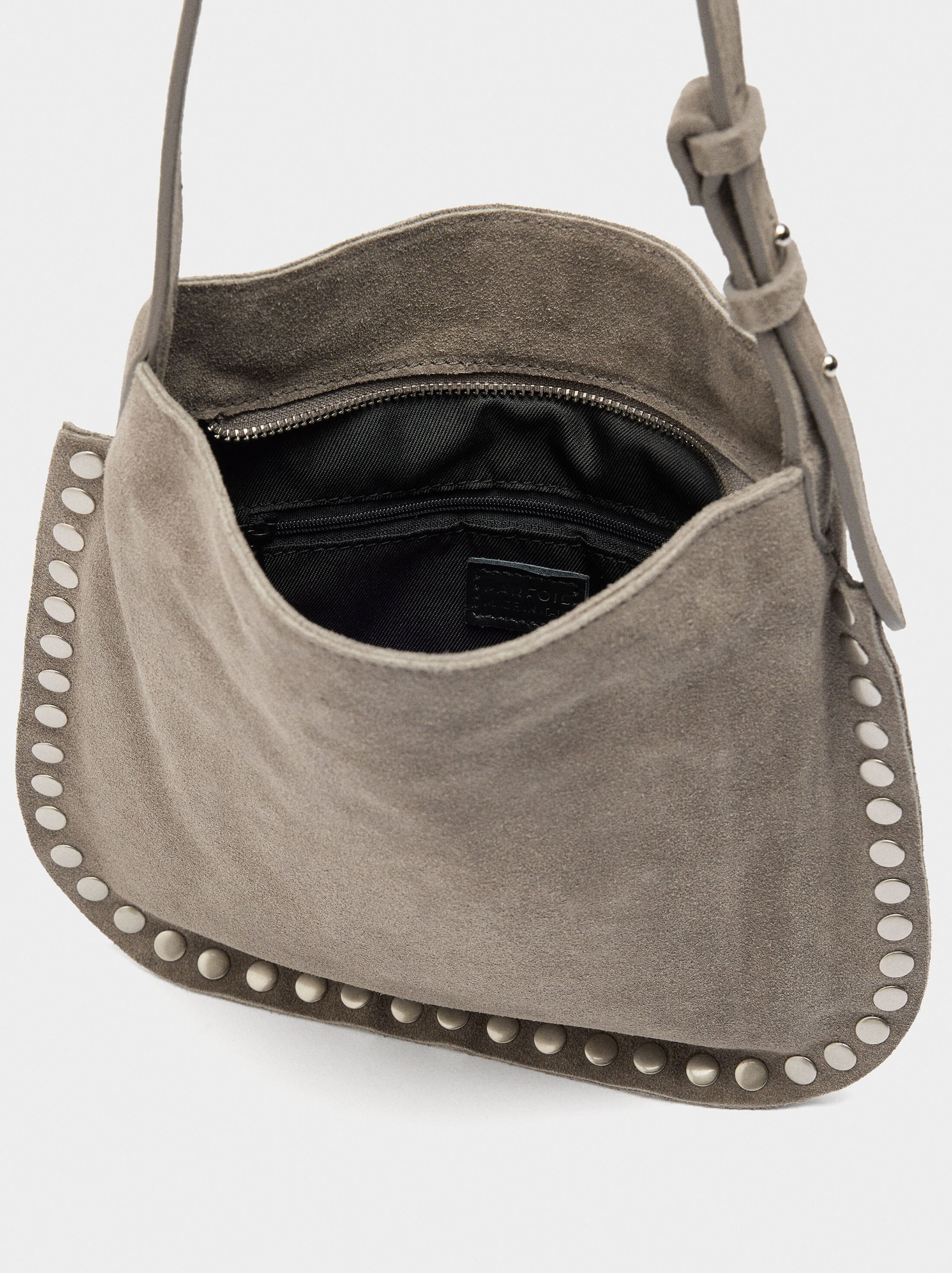 Bossa bandolera de pell amb tatxes image number 4.0