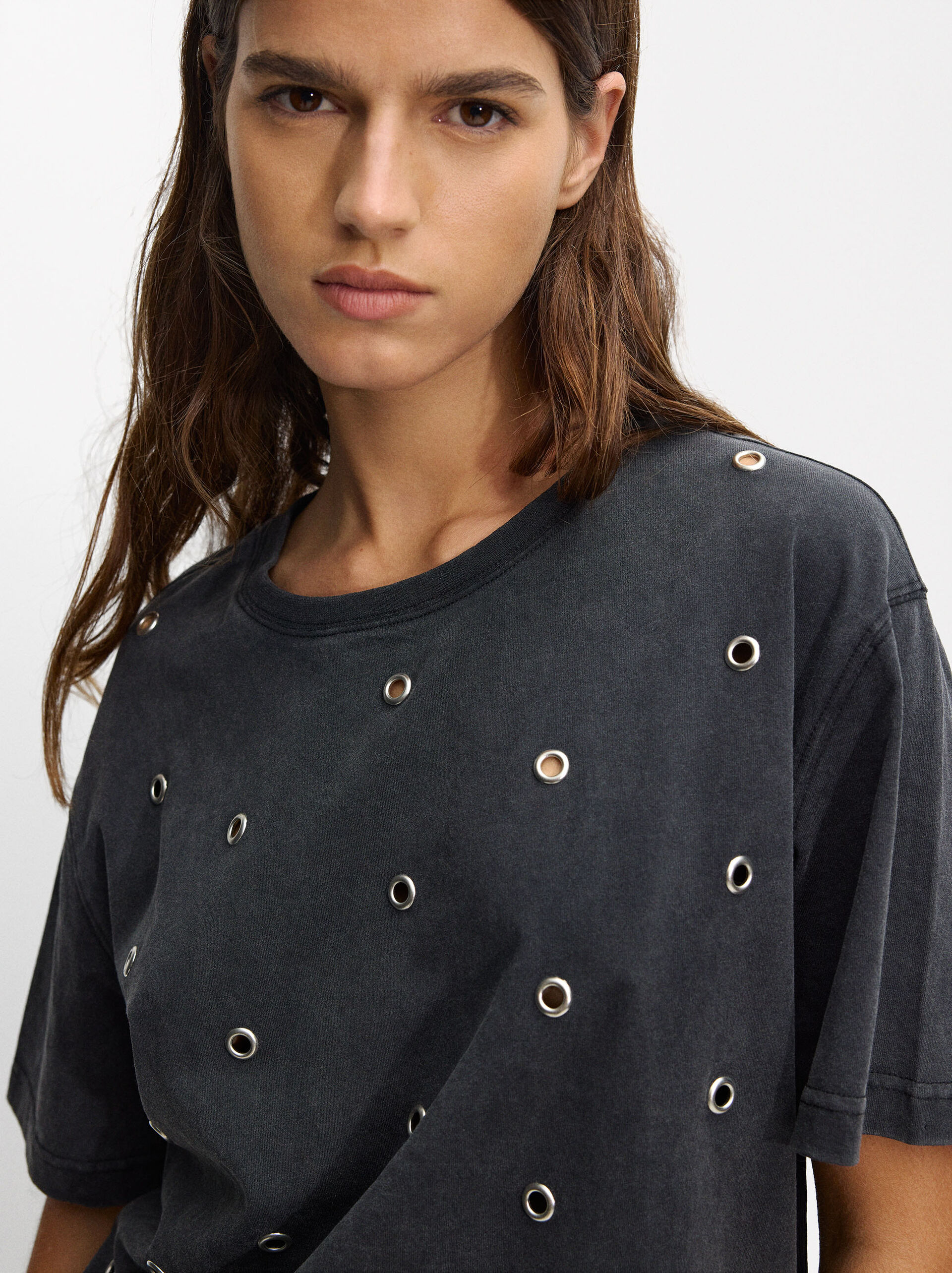 Camiseta con tachuelas image number 5.0