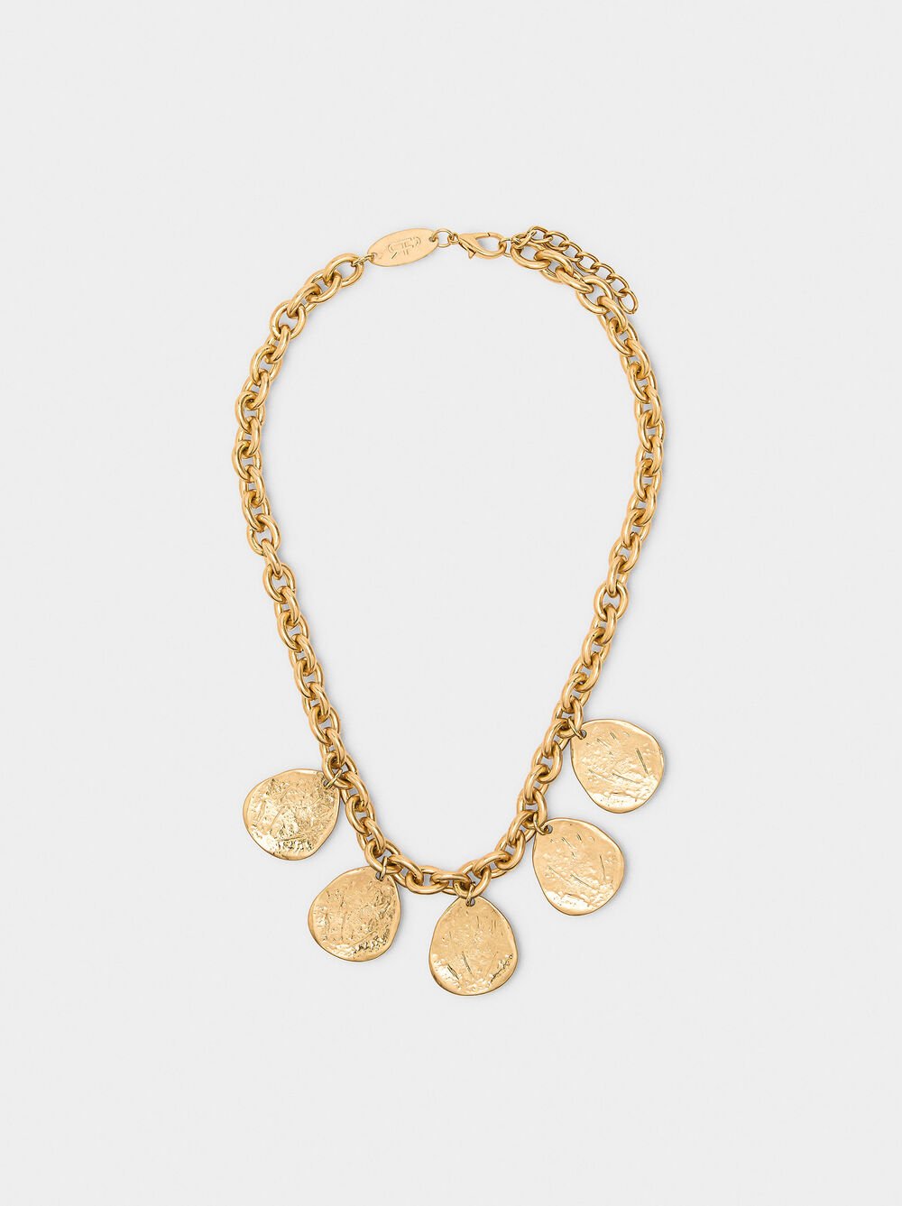 Short necklace with oval dangling links