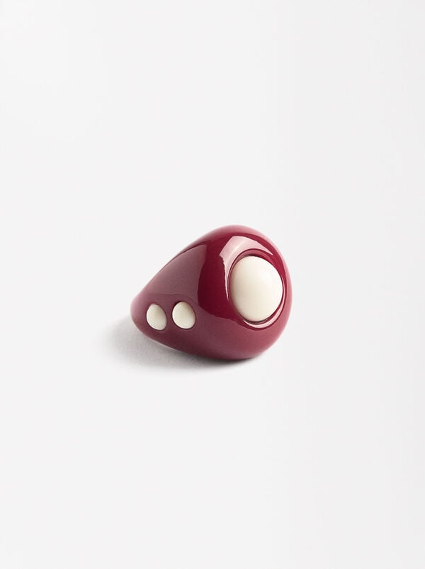 Ring with contrasting sphere