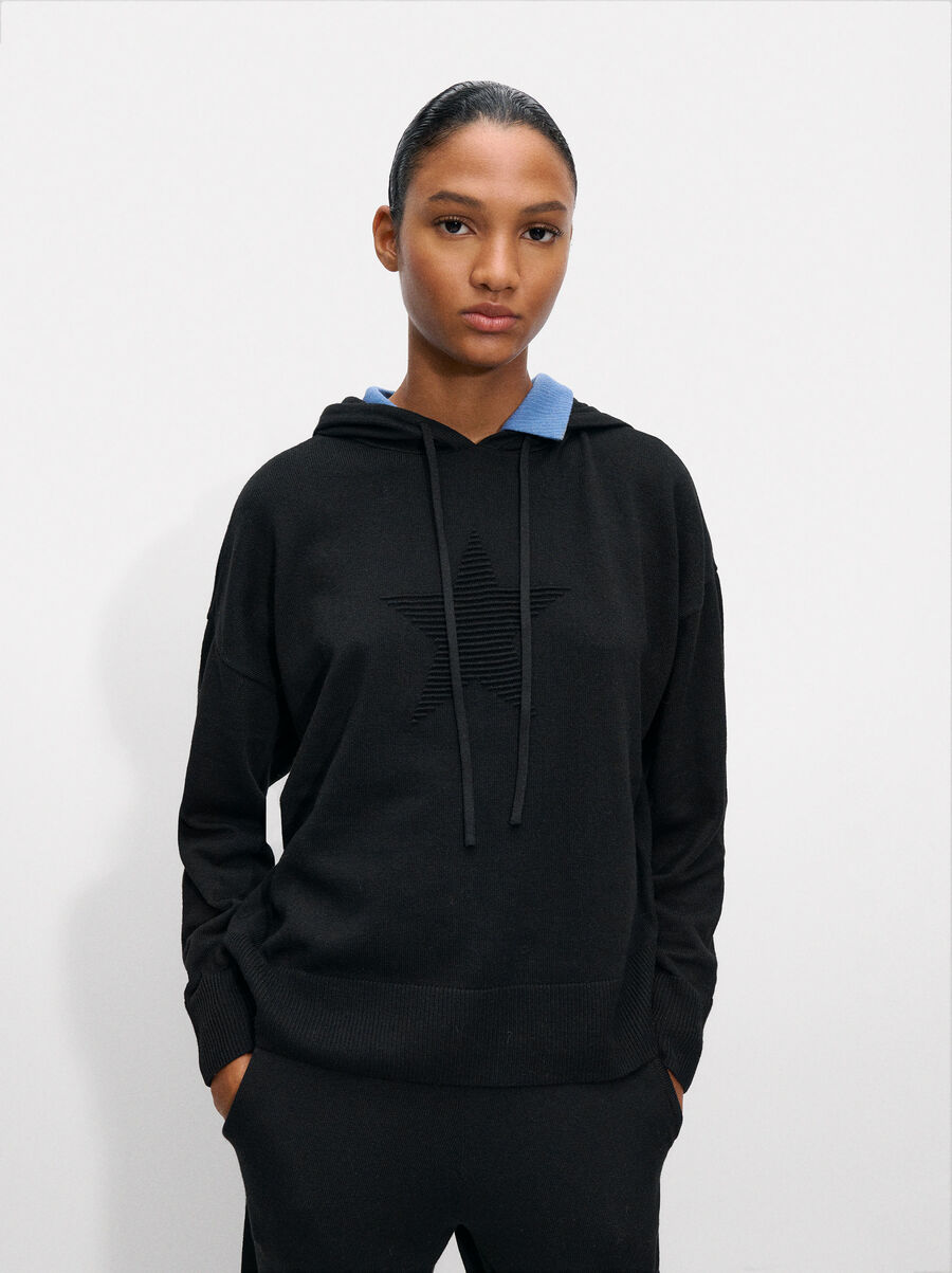 Knitted sweater with hood