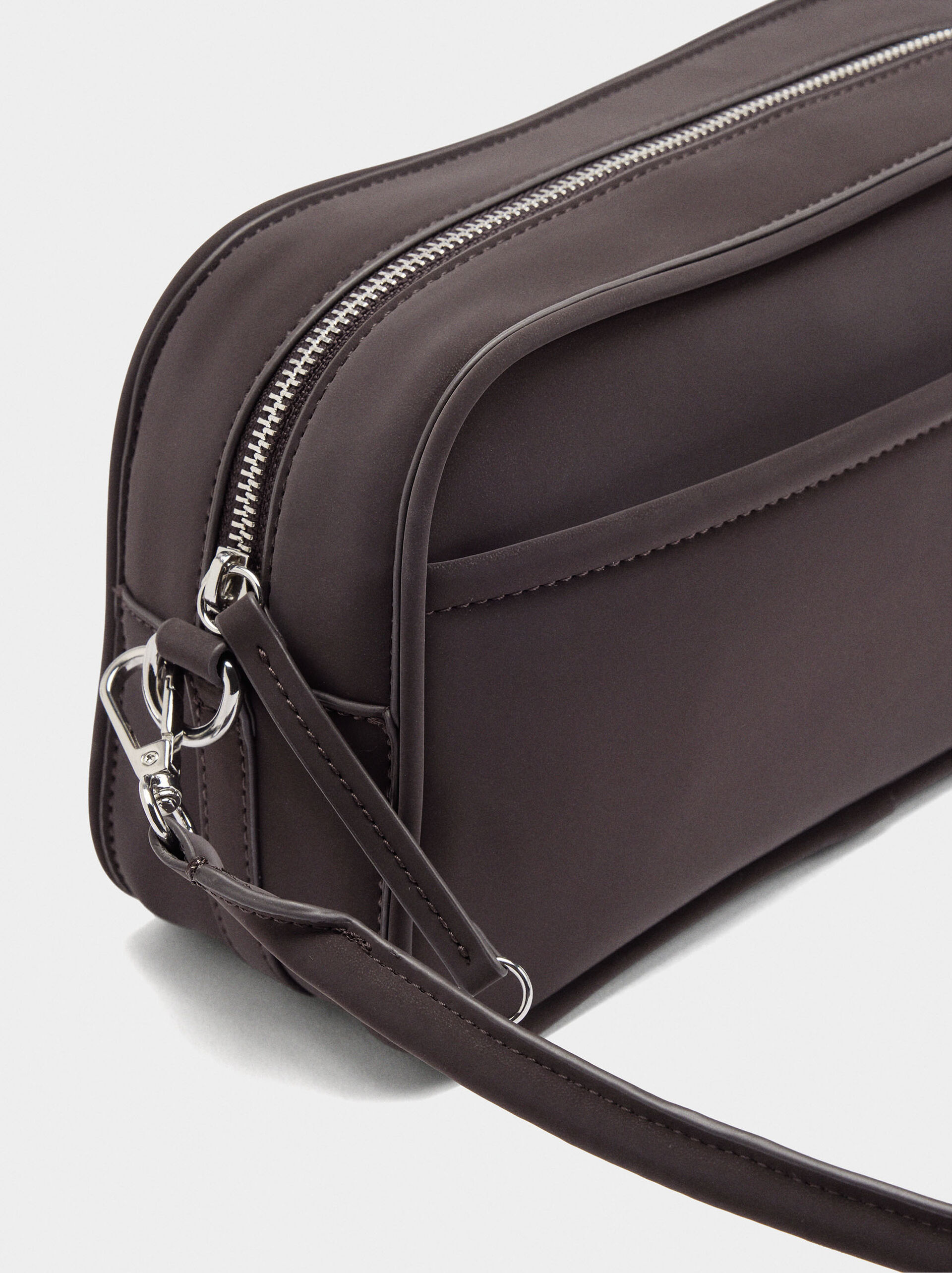 Bolso de hombro de textura suave M image number 2.0